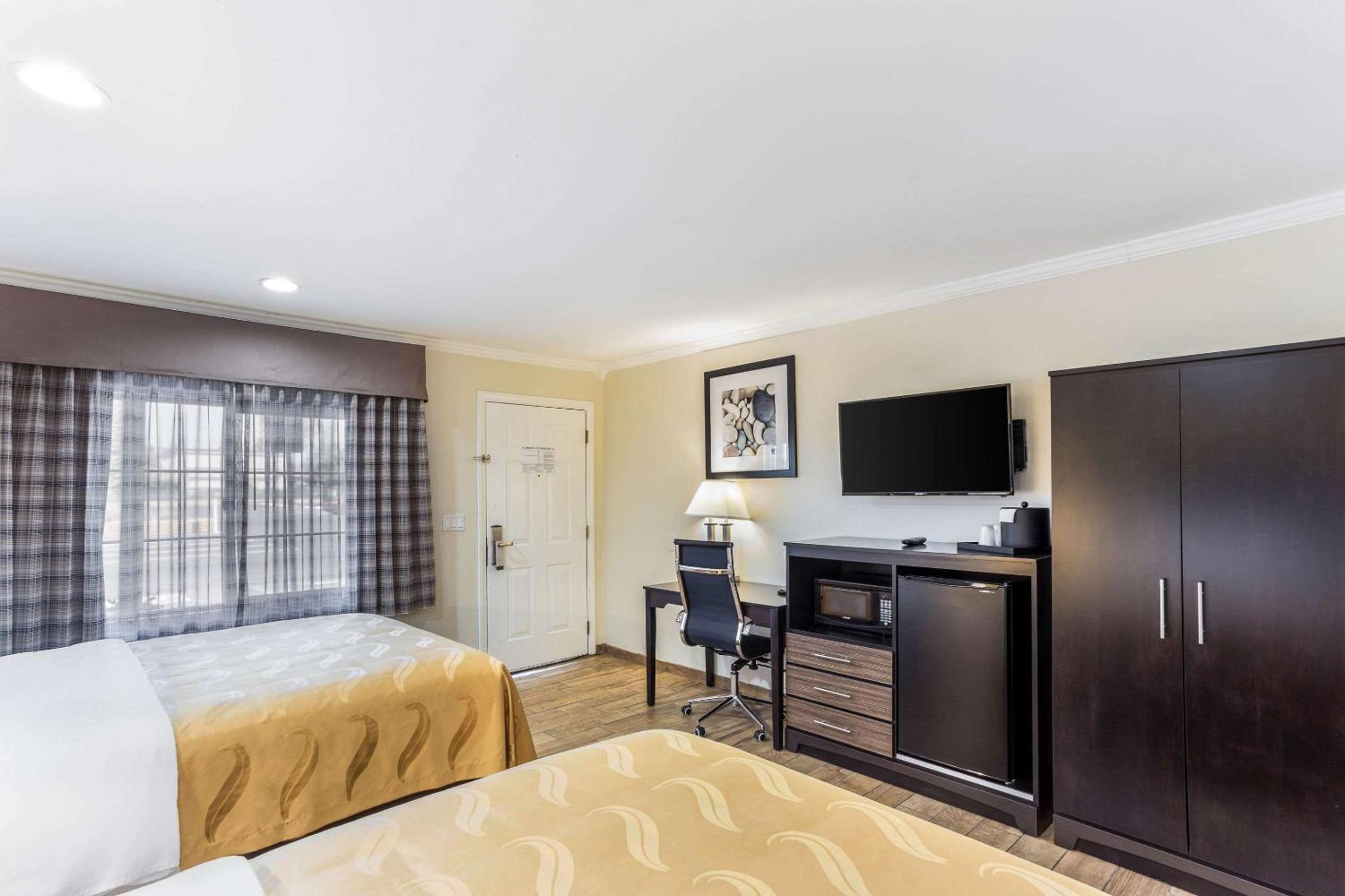 Deluxe Queen Room with Two Queen Beds - Non-Smoking photo 2