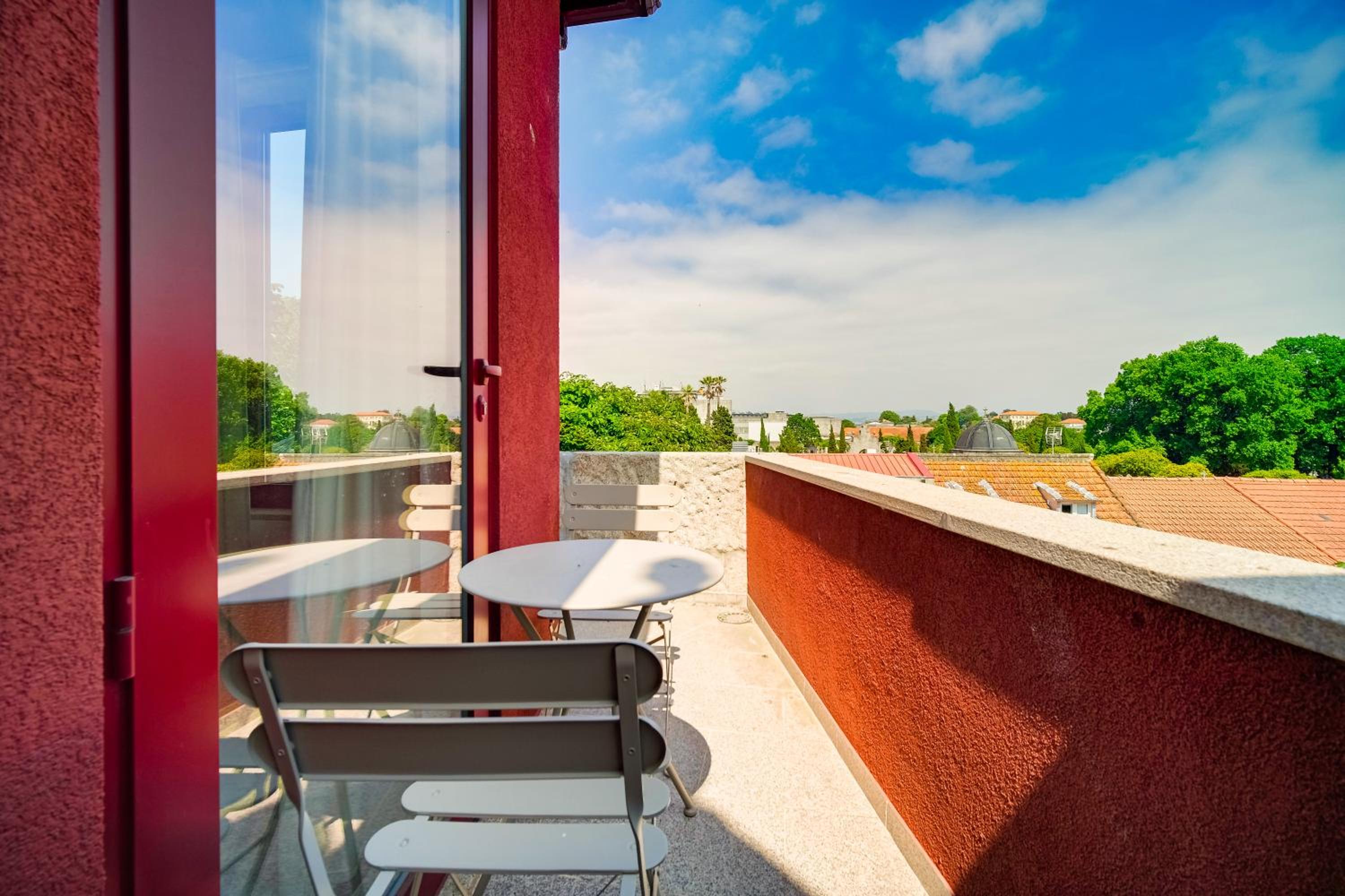 Apartment with Balcony - Photo 5