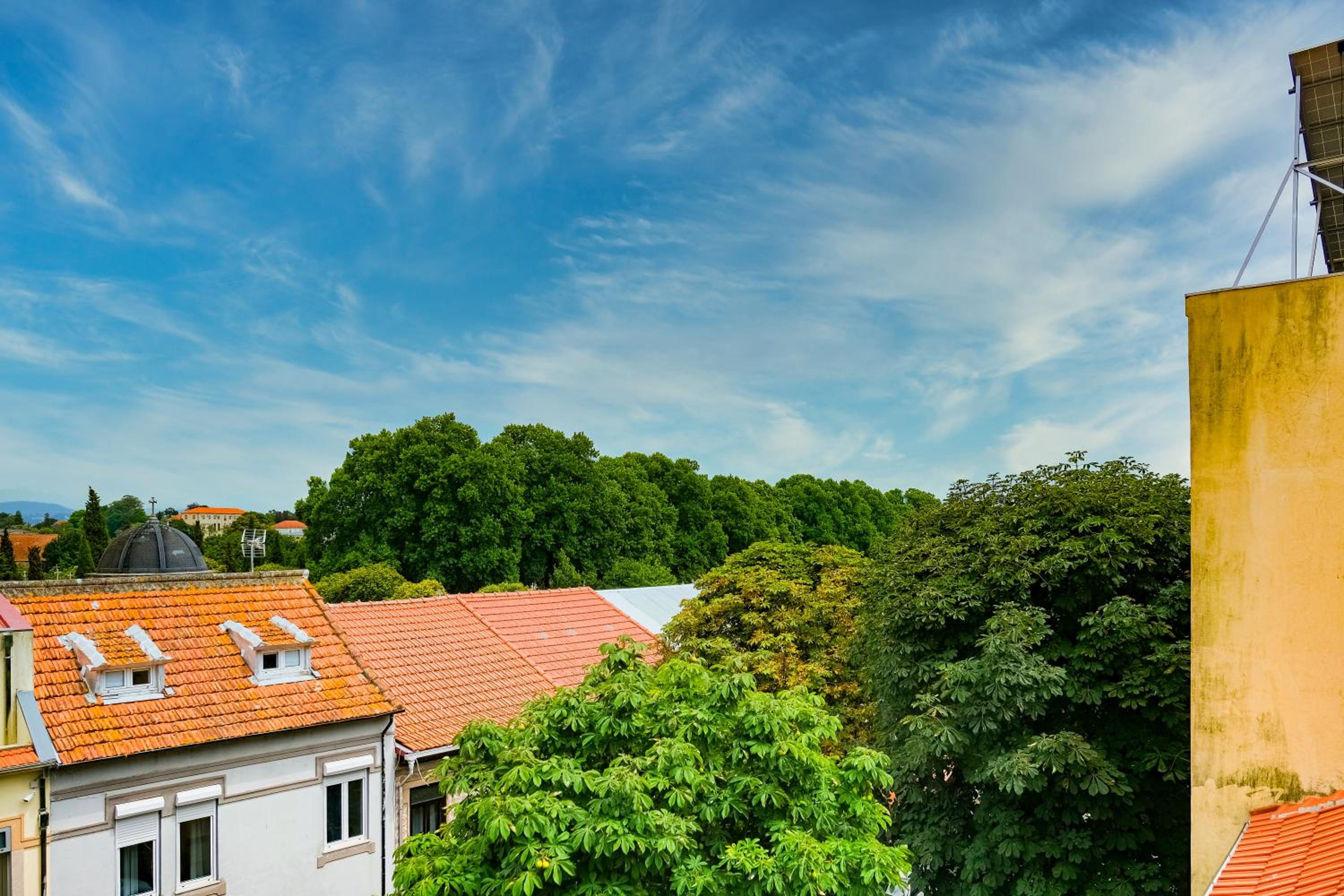 Apartment with Balcony - Photo 3