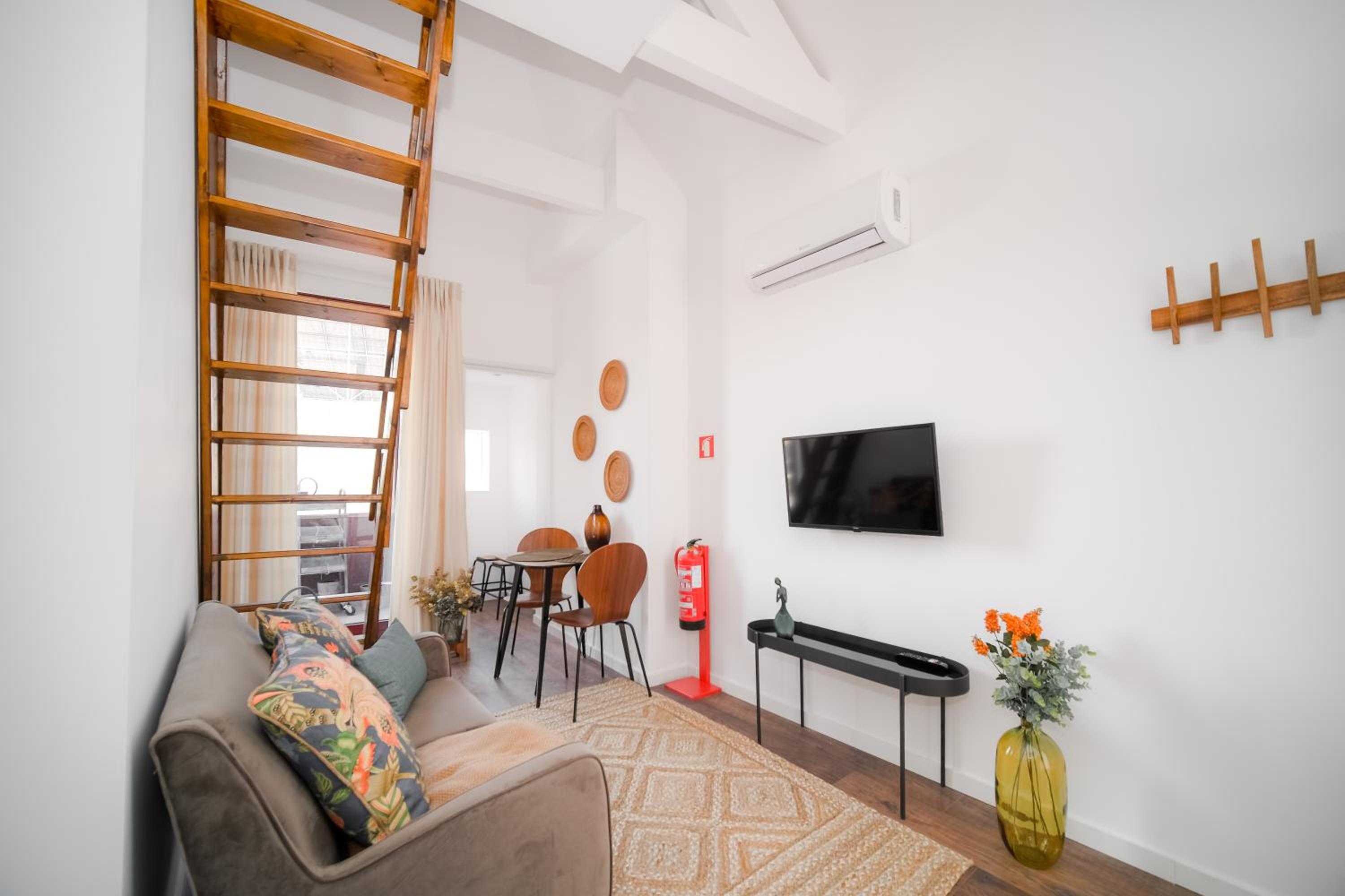 Apartment with Balcony - Photo 14