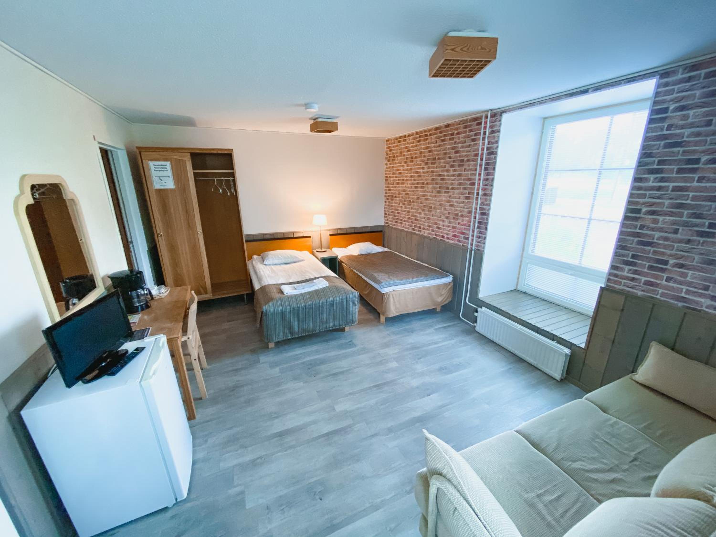 Twin Room - Photo 12