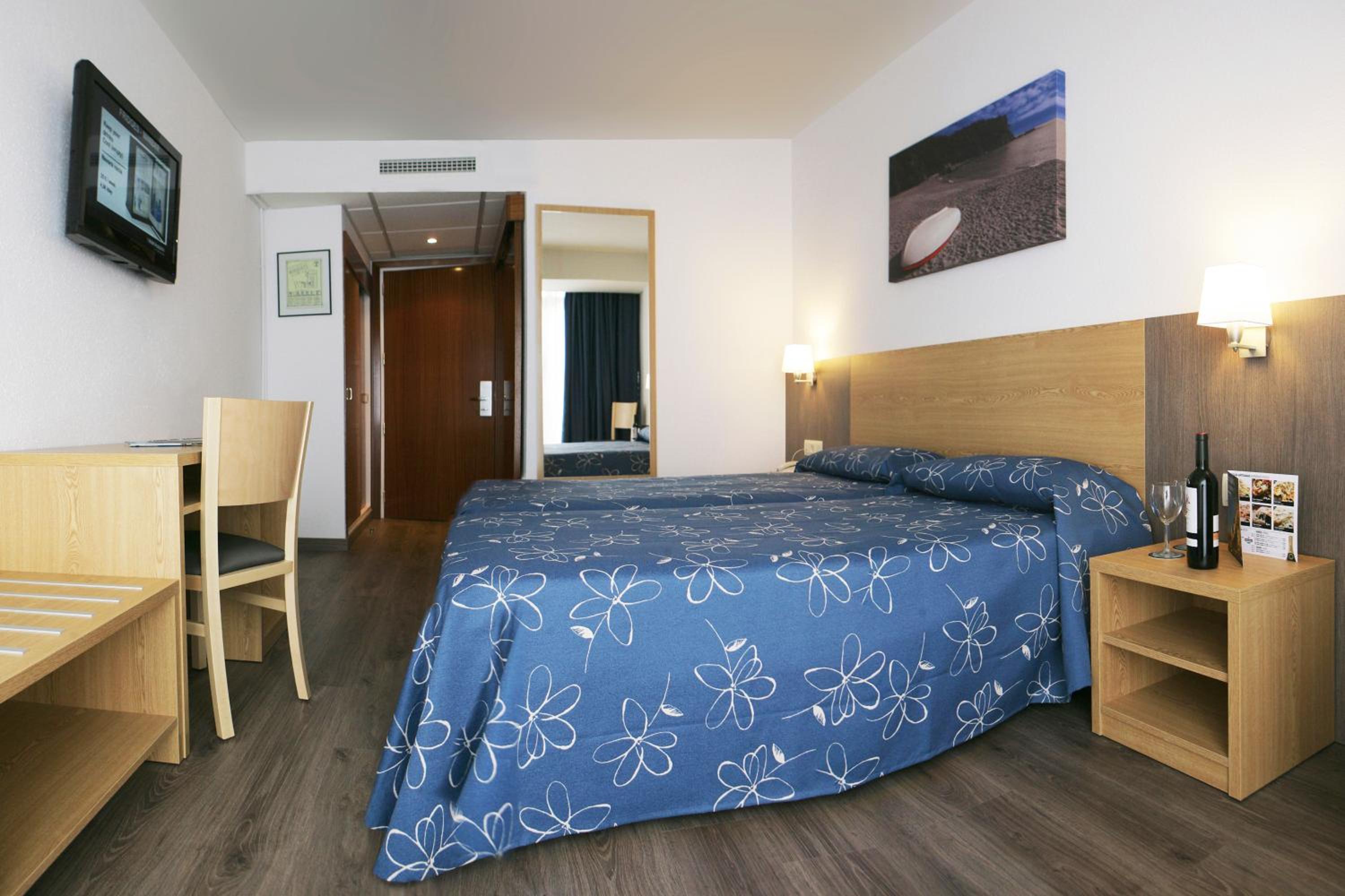 Double or Twin Room with No Balcony photo 3