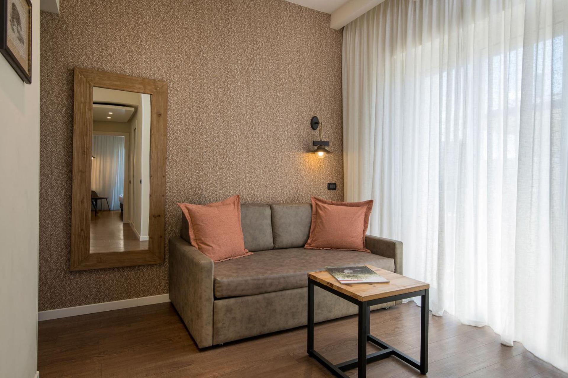 Executive Suite - Photo 5
