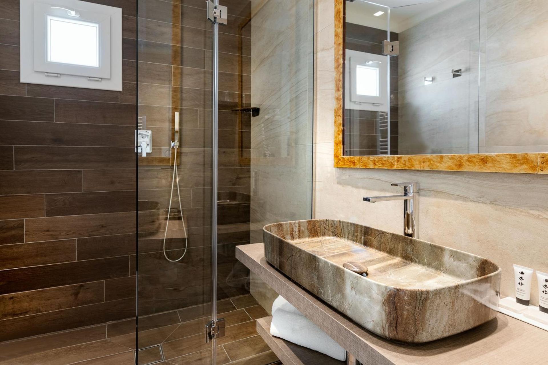 Executive Suite - Photo 2