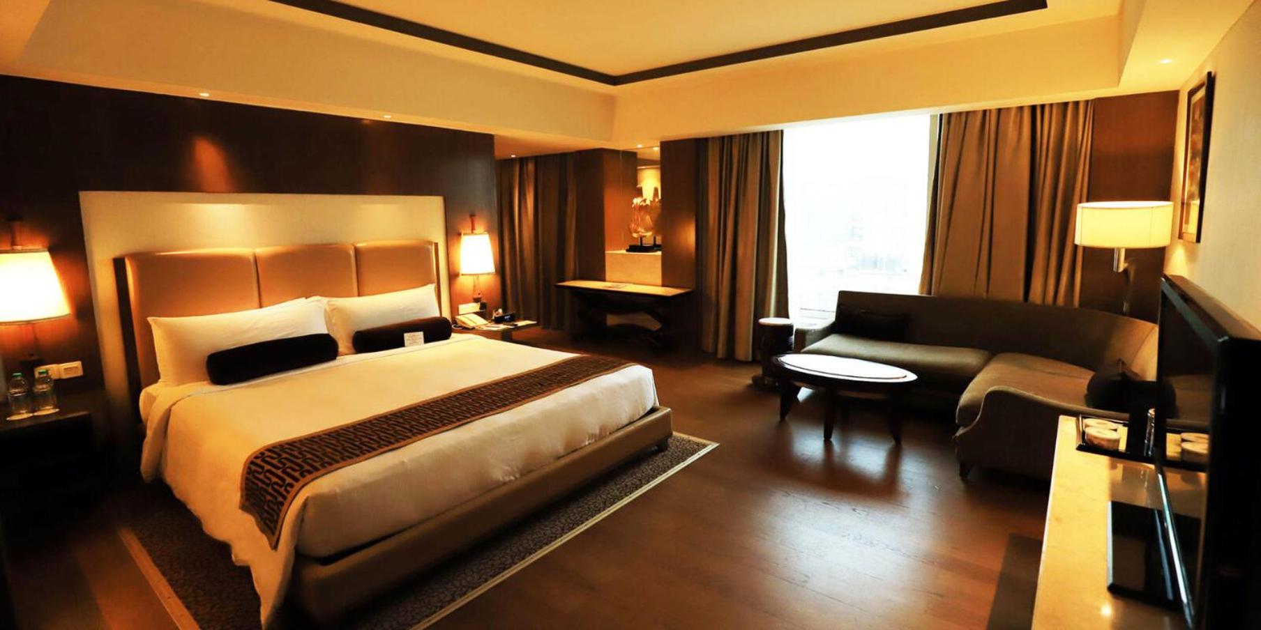 Standard King Room - Disability Access  Offers Buy1Get1 on Premium beverages between 11amto7pm and 15% discount on Food and Soft beverages, SPA and Laundry - Photo 2