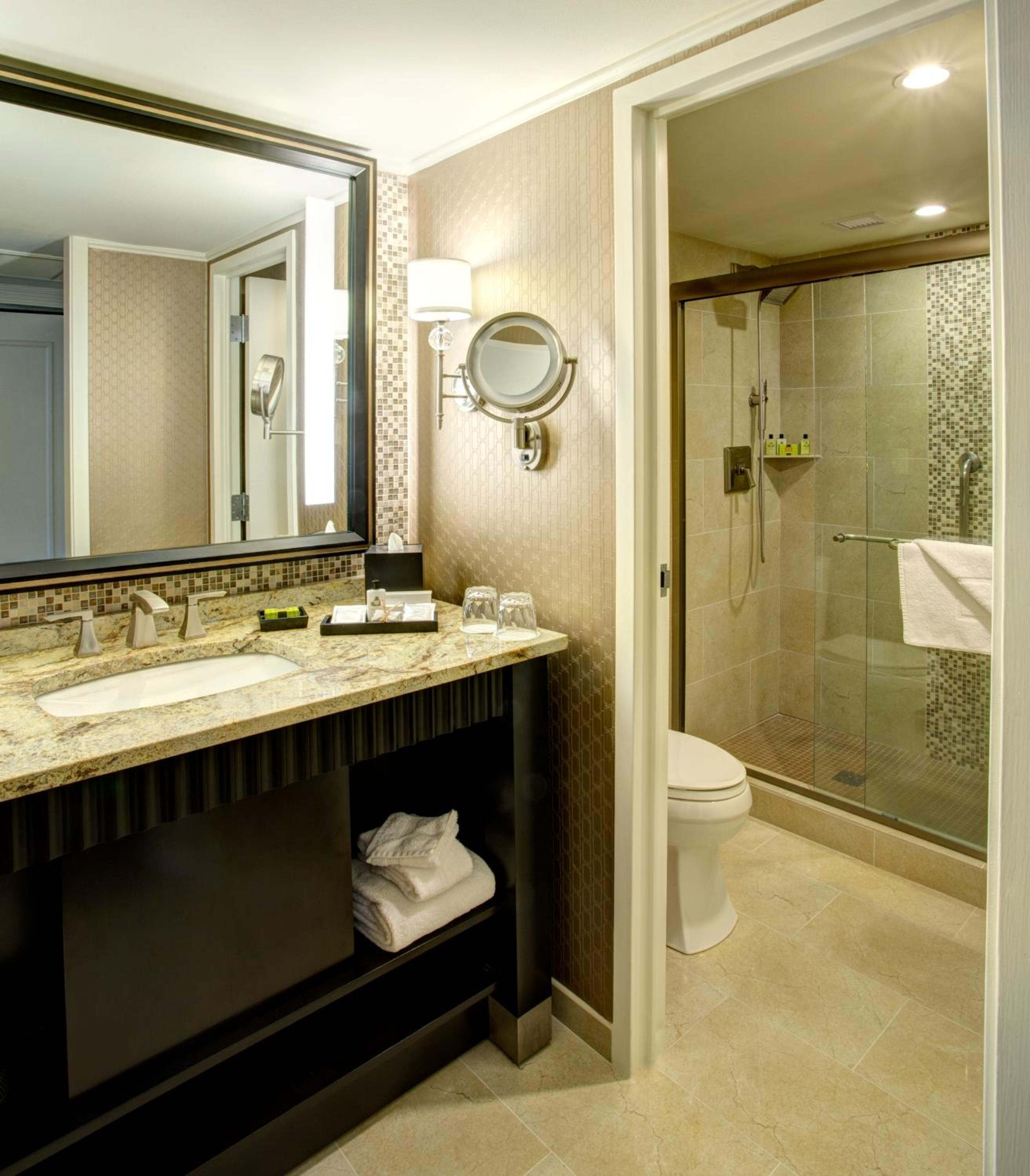 Classic Queen Room with Two Queen Beds - Photo 2