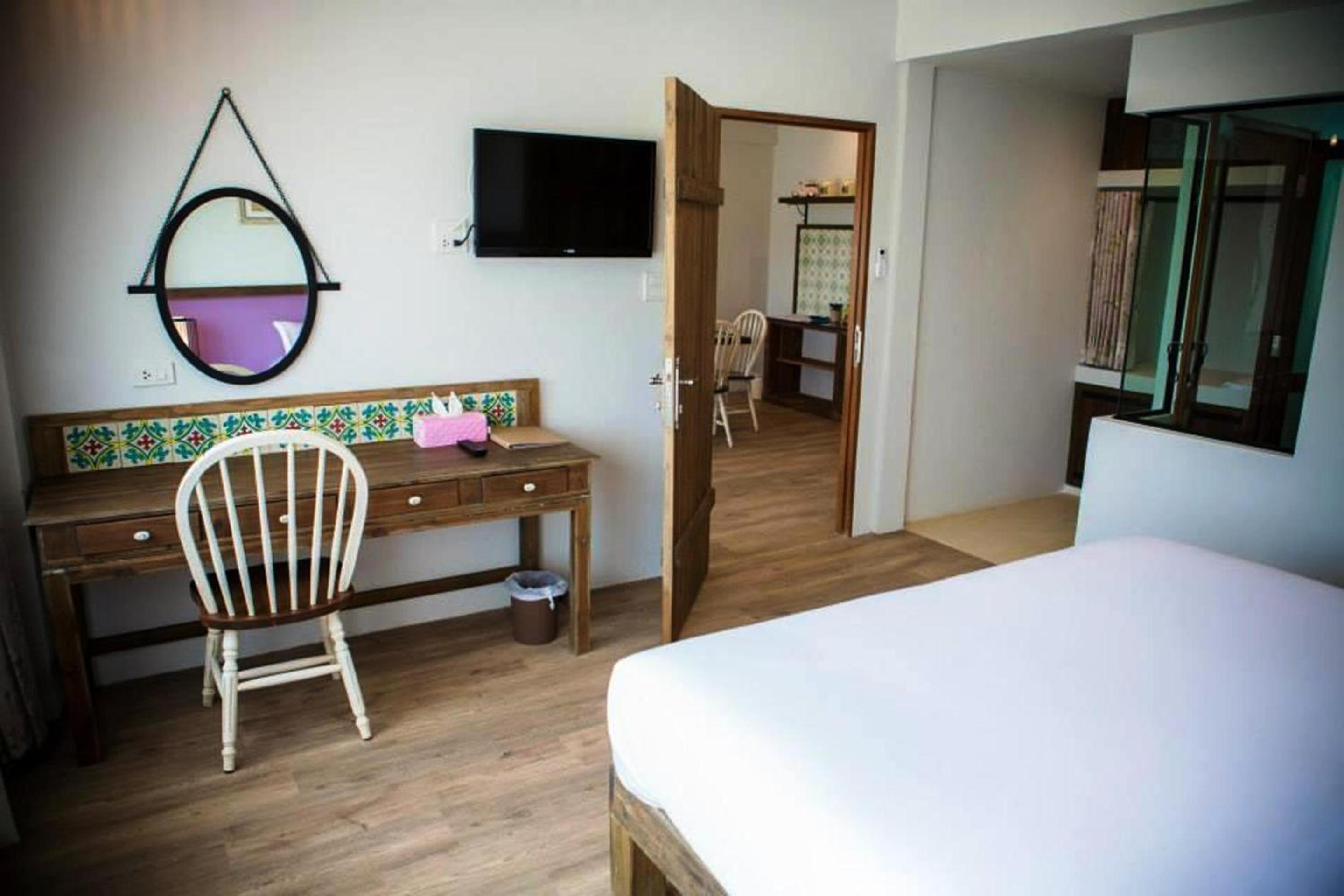 Suite - Photo 11
