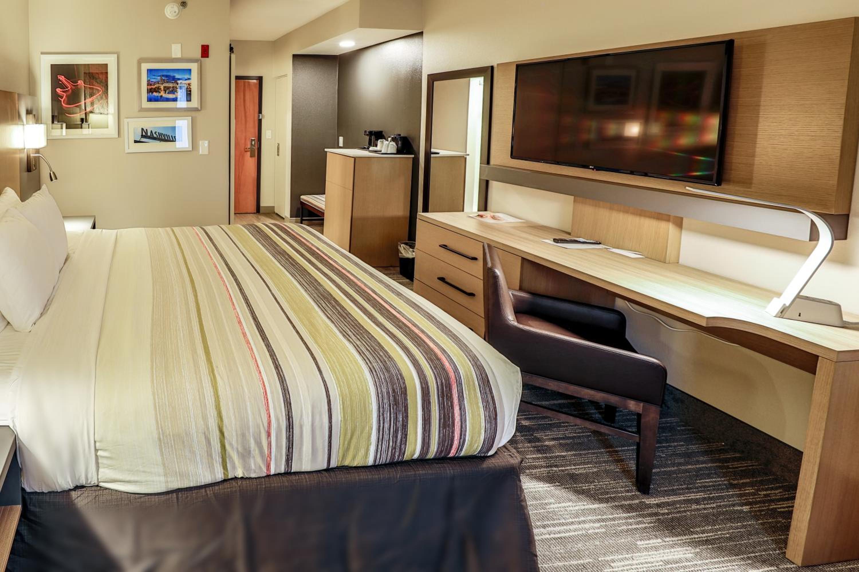 King Room - Non-Smoking - Photo 2