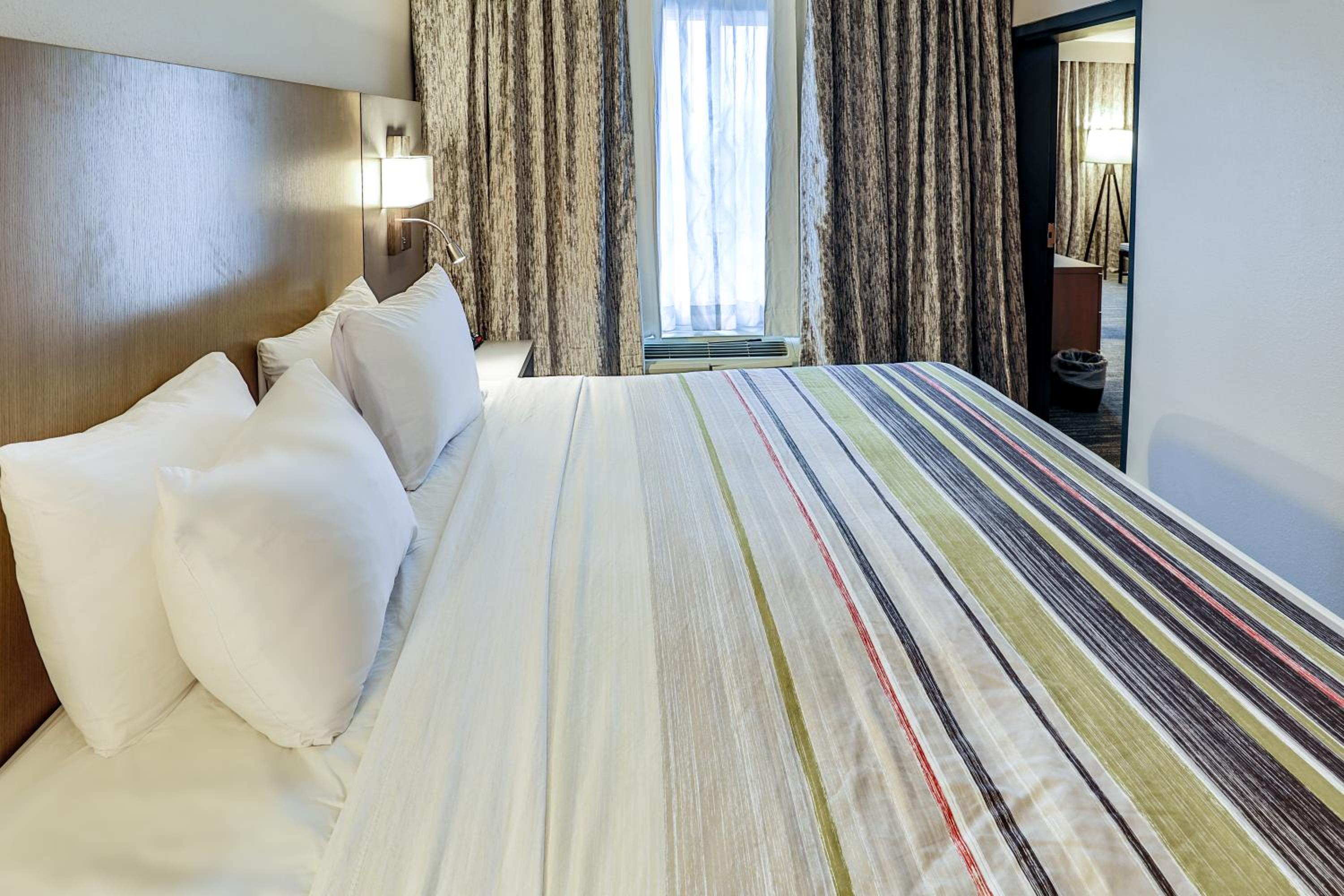 King Suite - Disability Access/Non-Smoking - Photo 2