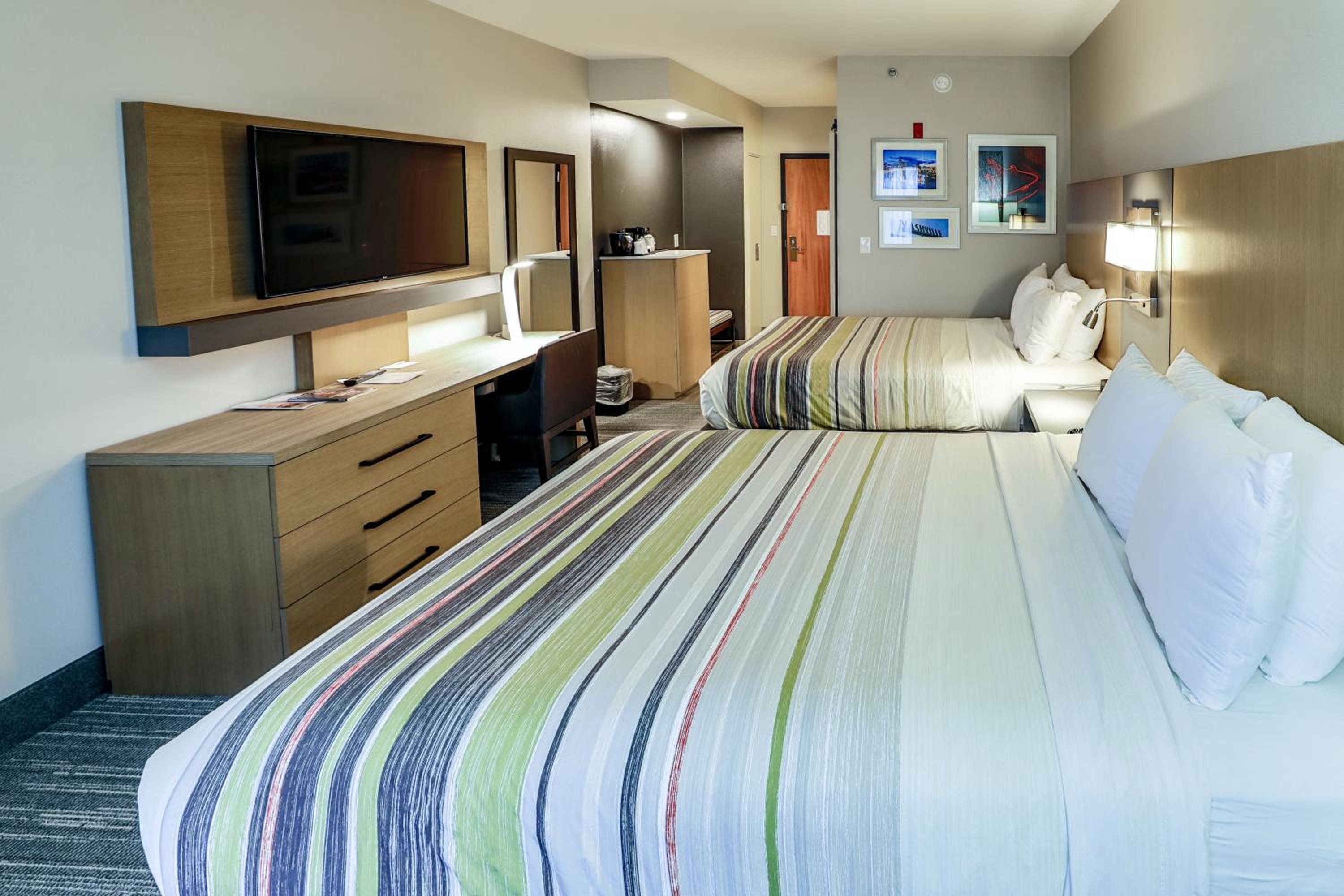 Queen Room with Two Queen Beds - Non-Smoking - Photo 1