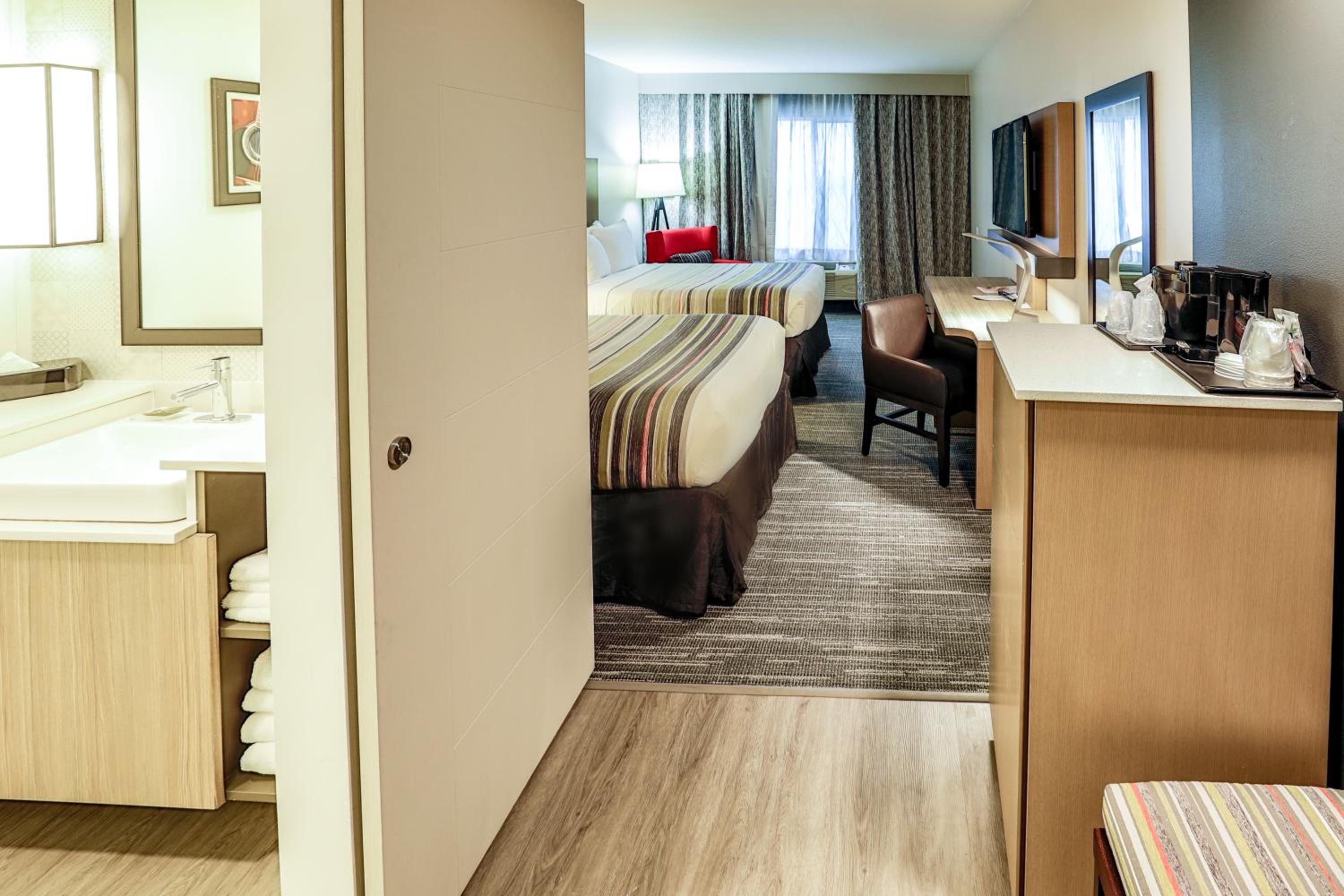 Queen Room with Two Queen Beds - Non-Smoking - Photo 2