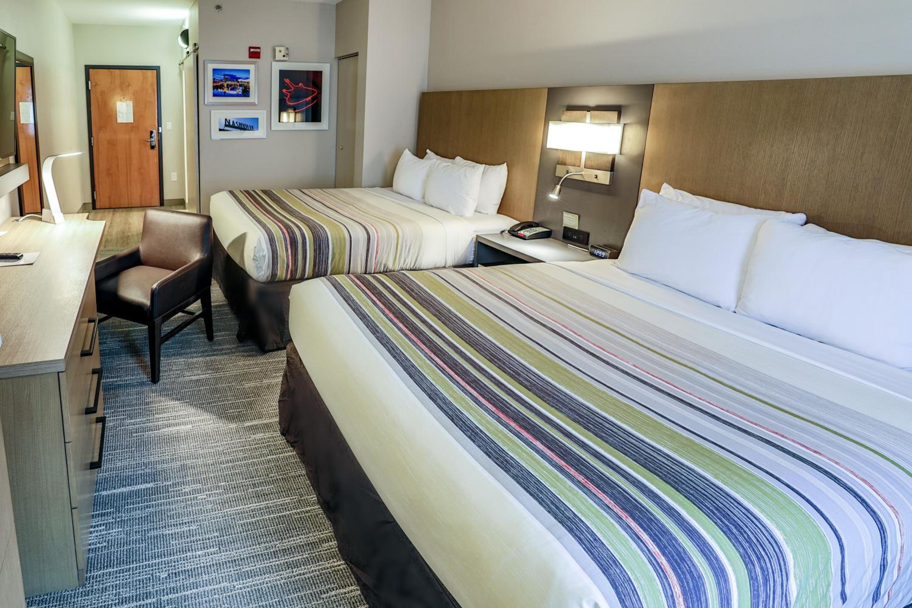 Queen Room with Two Queen Beds - Non-Smoking - Photo 8