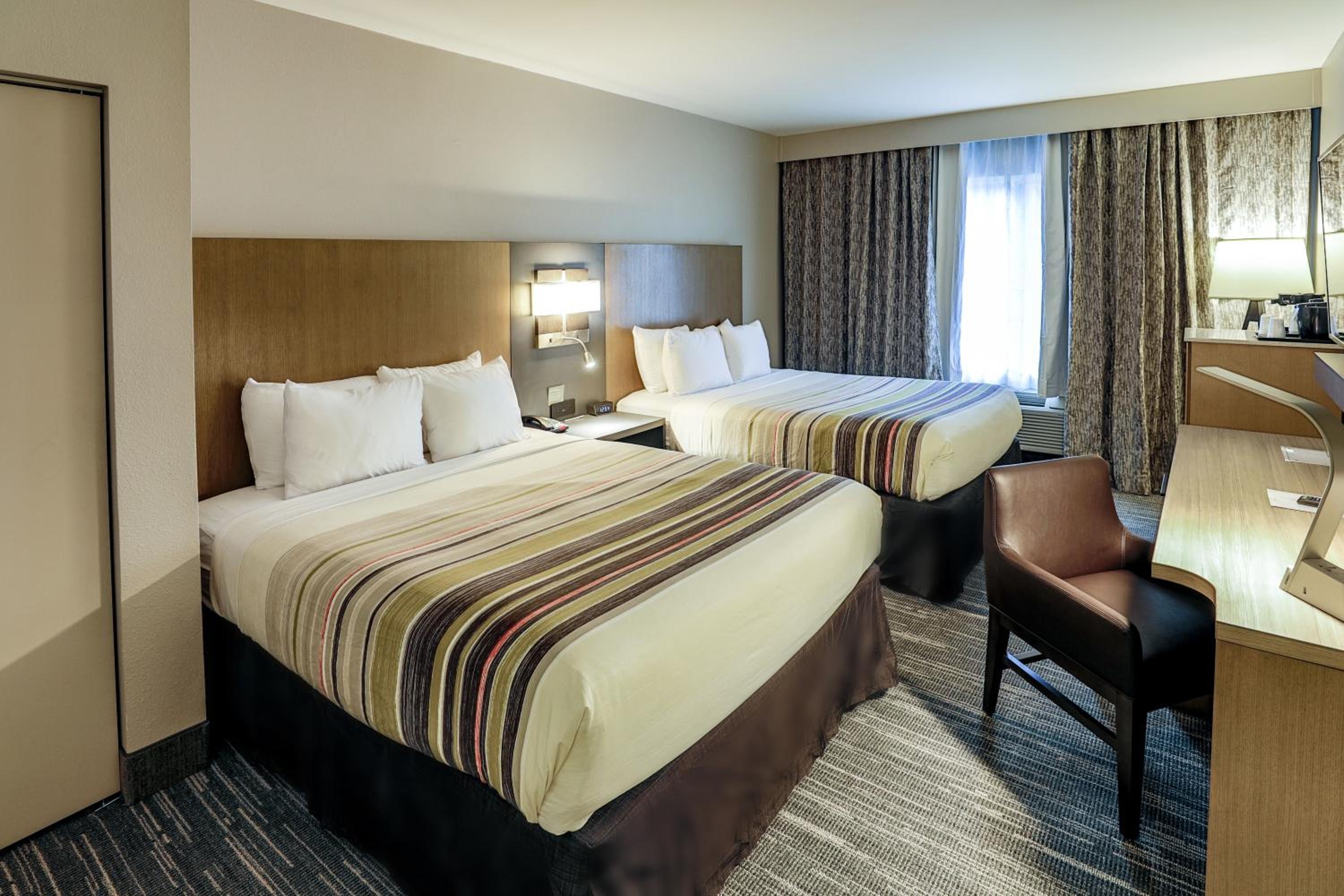 Queen Room with Two Queen Beds - Non-Smoking - Photo 3