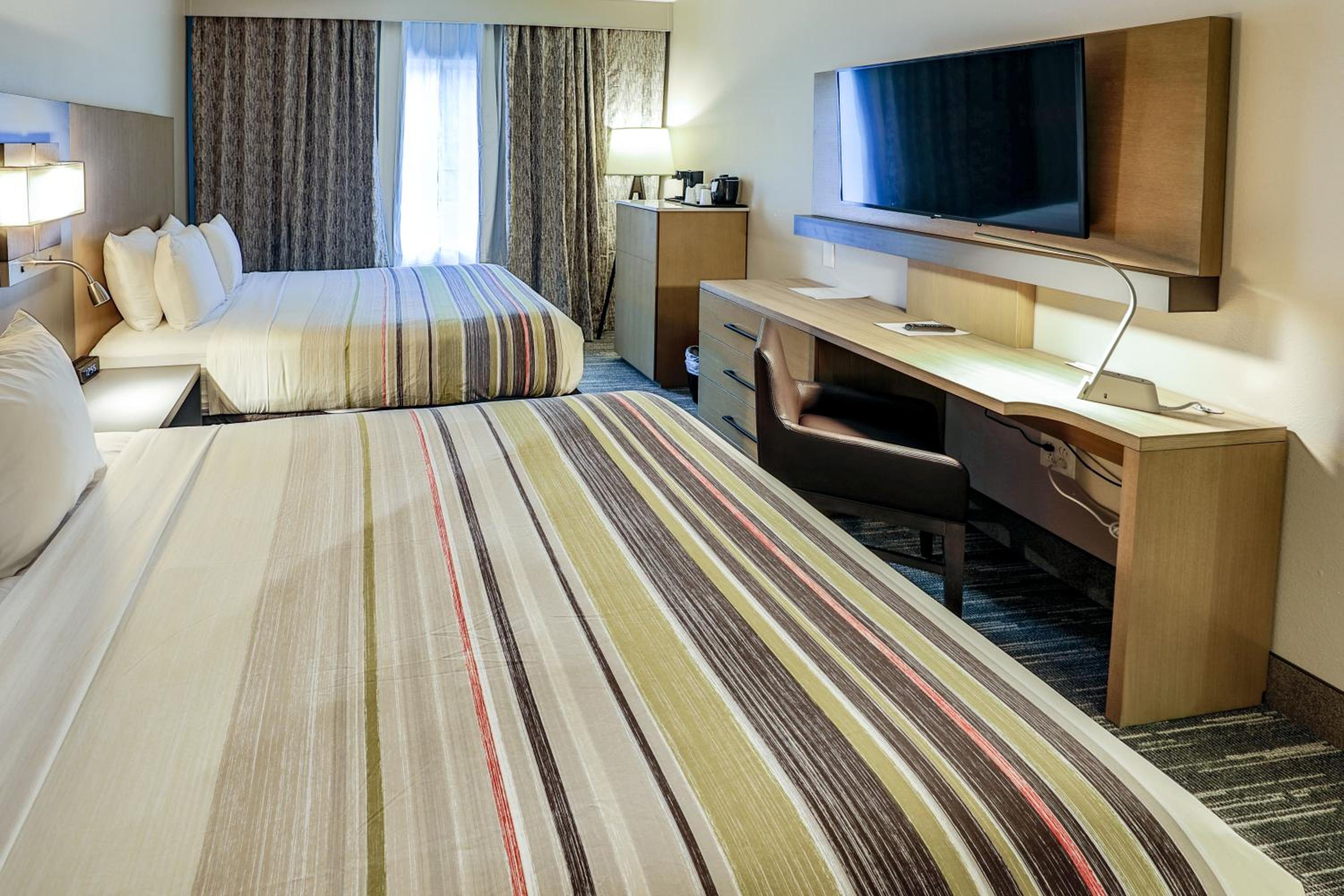 Queen Room with Two Queen Beds - Non-Smoking - Photo 4