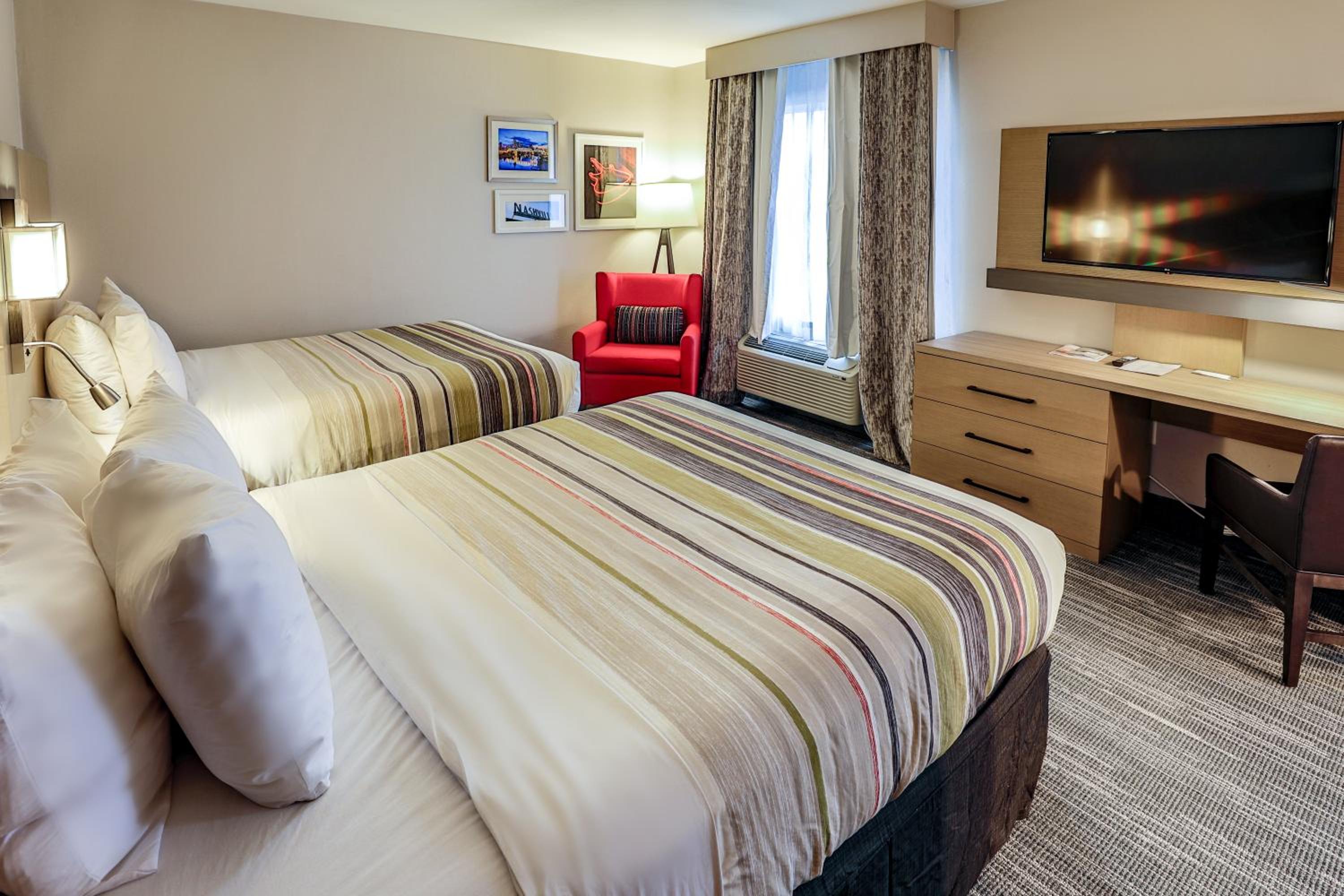 Queen Room with Two Queen Beds - Non-Smoking - Photo 6
