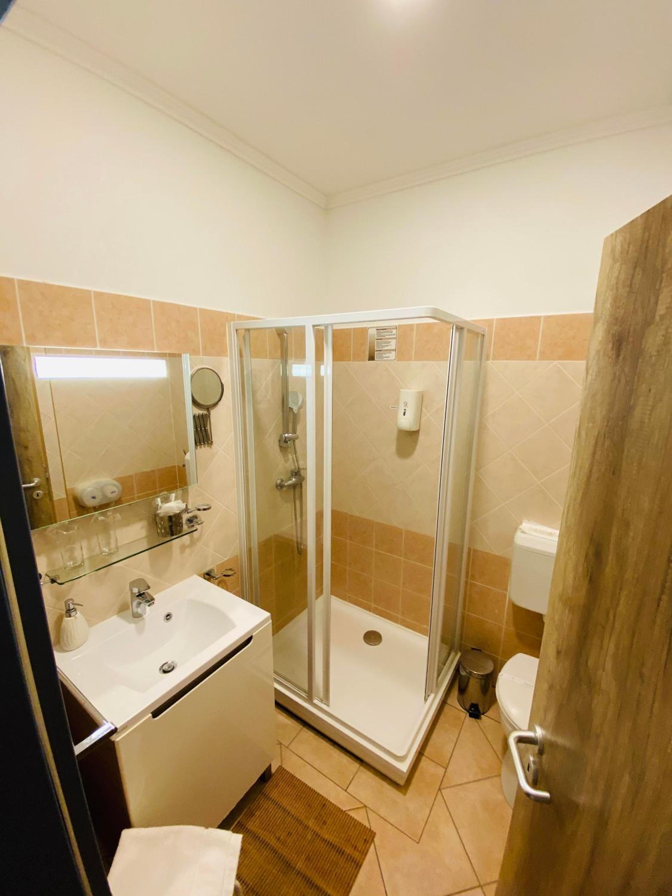 Standard Twin Room - Photo 2