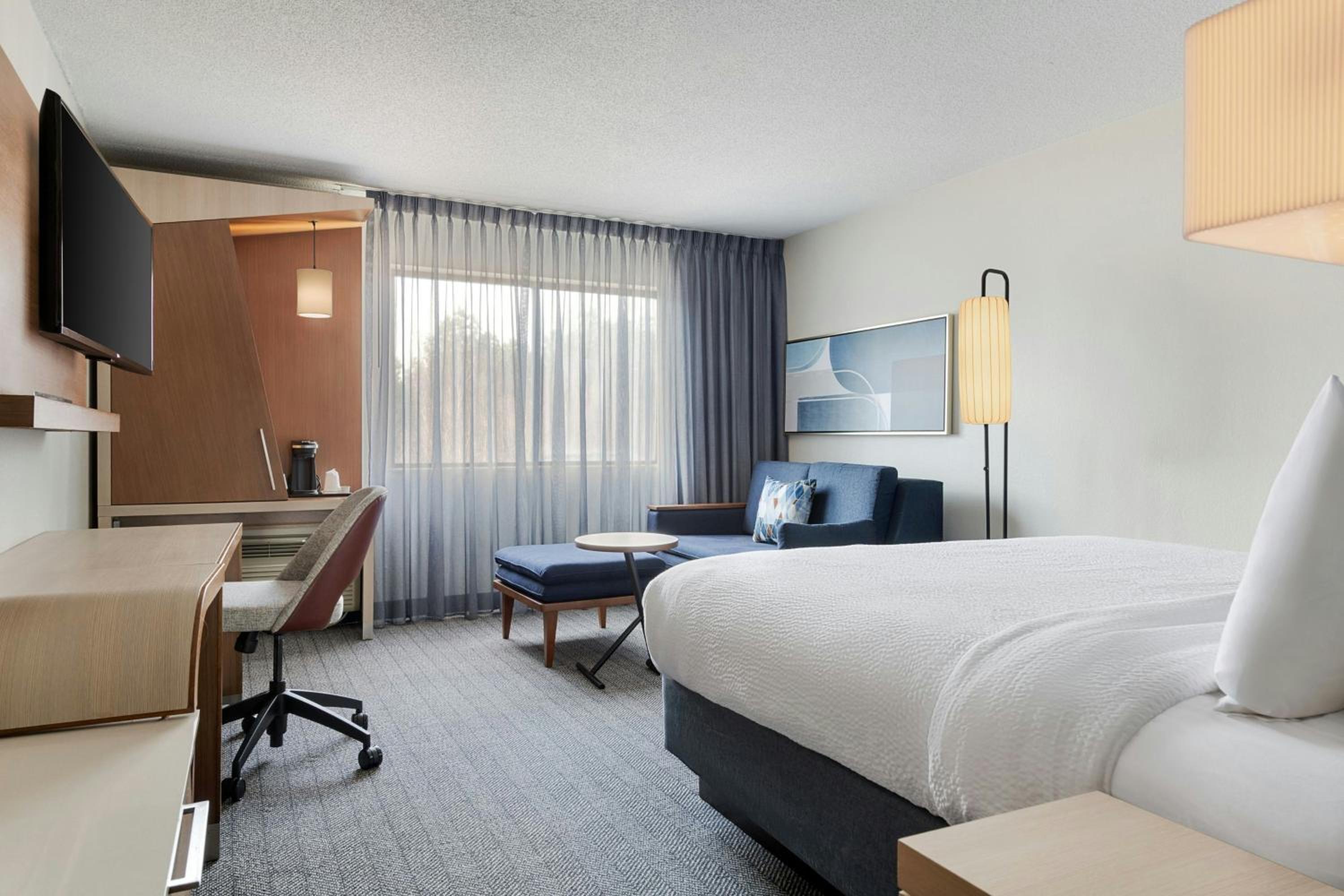 King Room with Balcony, Bathtub and Sofa Bed - Mobility Access/Hearing Accessible