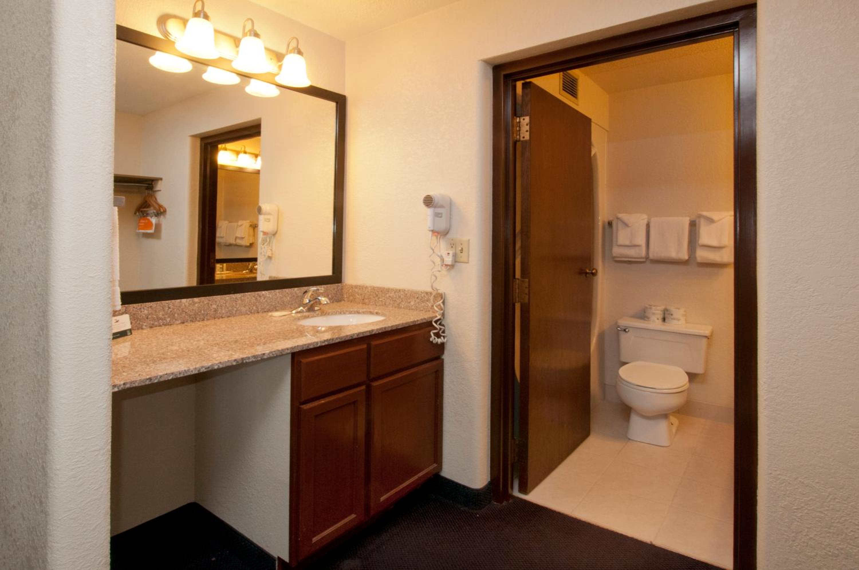 Queen Room with Two Queen Beds - Non-Smoking - Photo 2