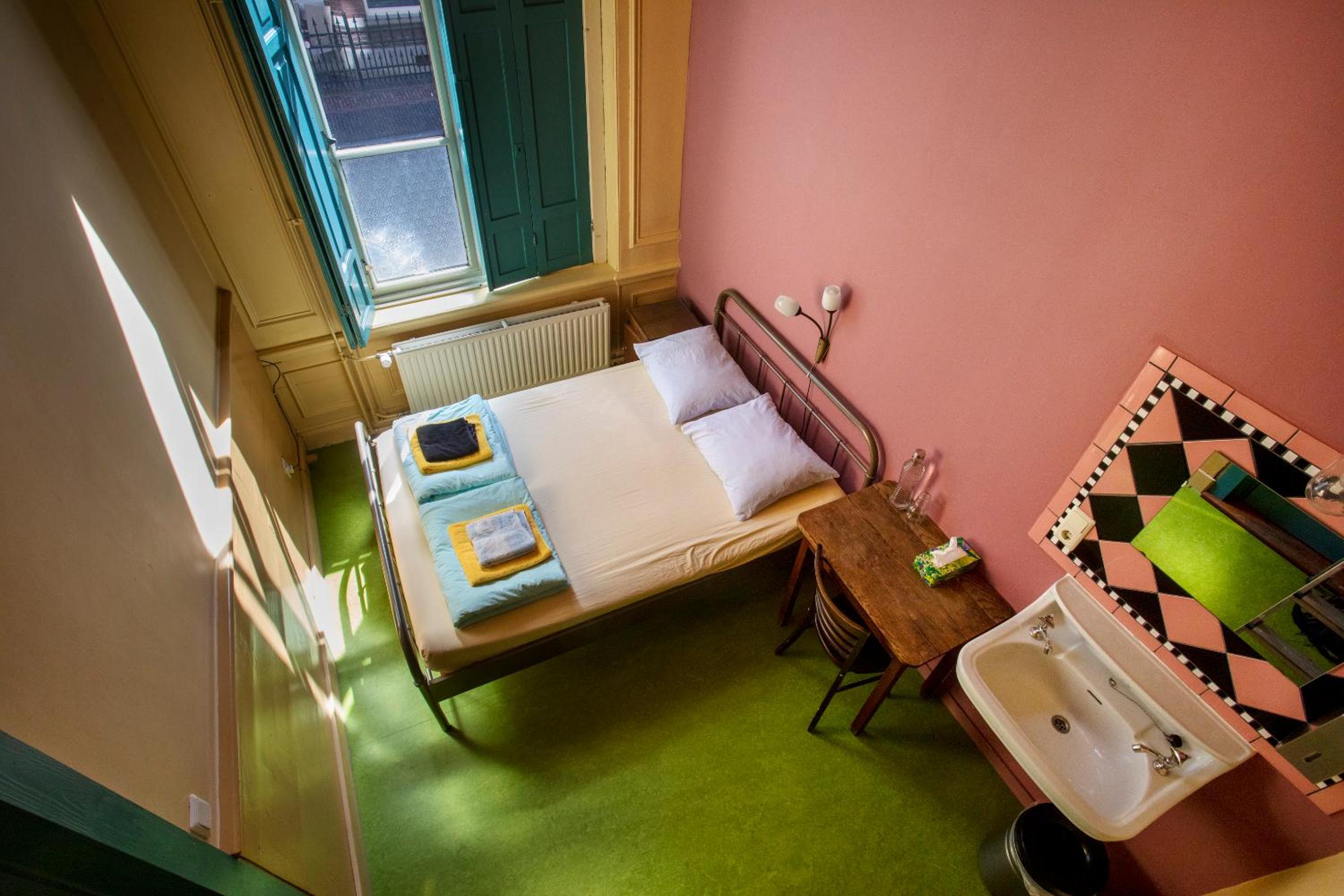 Twin Room with Bathroom - Photo 1