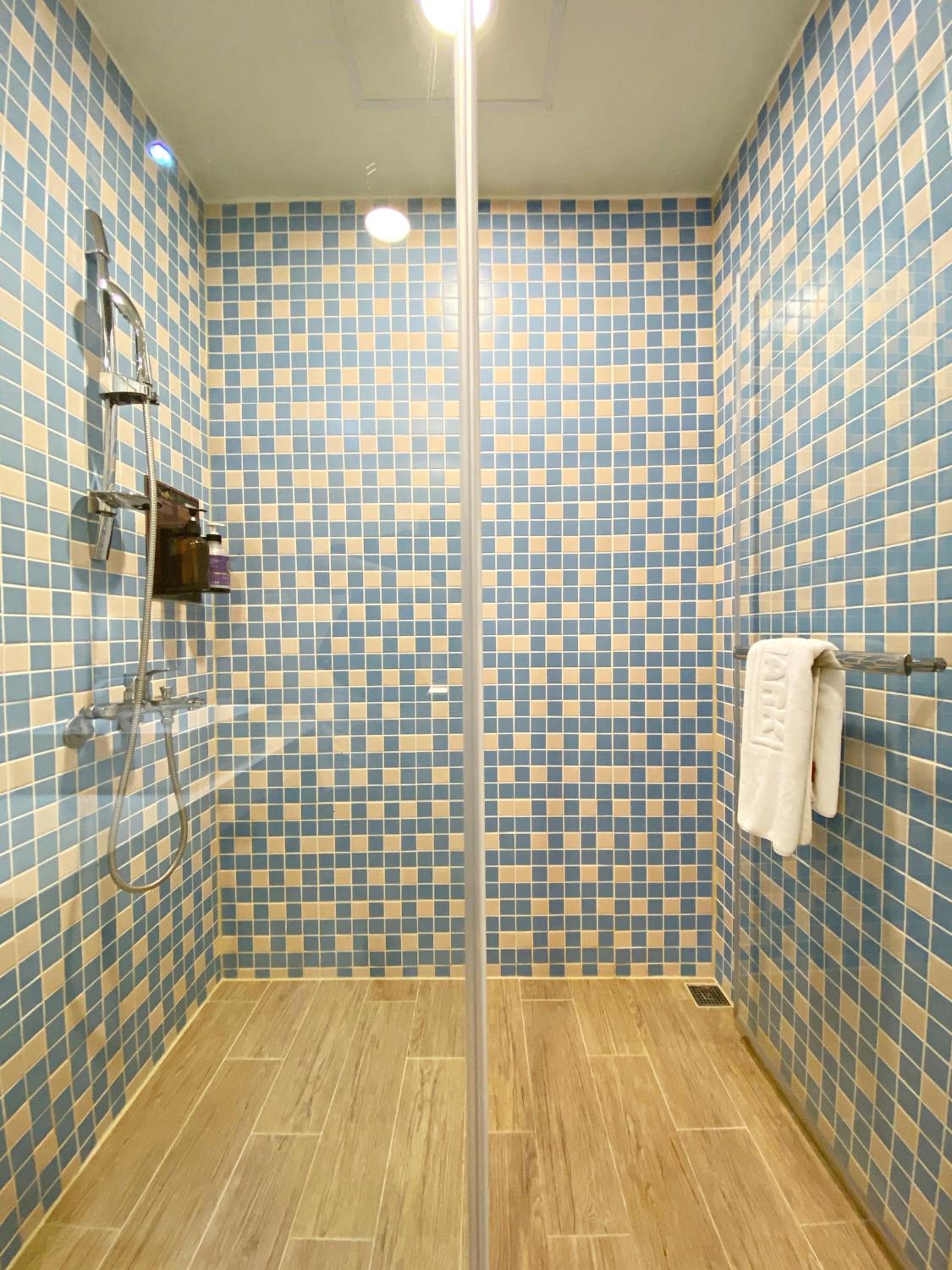 Deluxe Double Room with Balcony - Photo 12