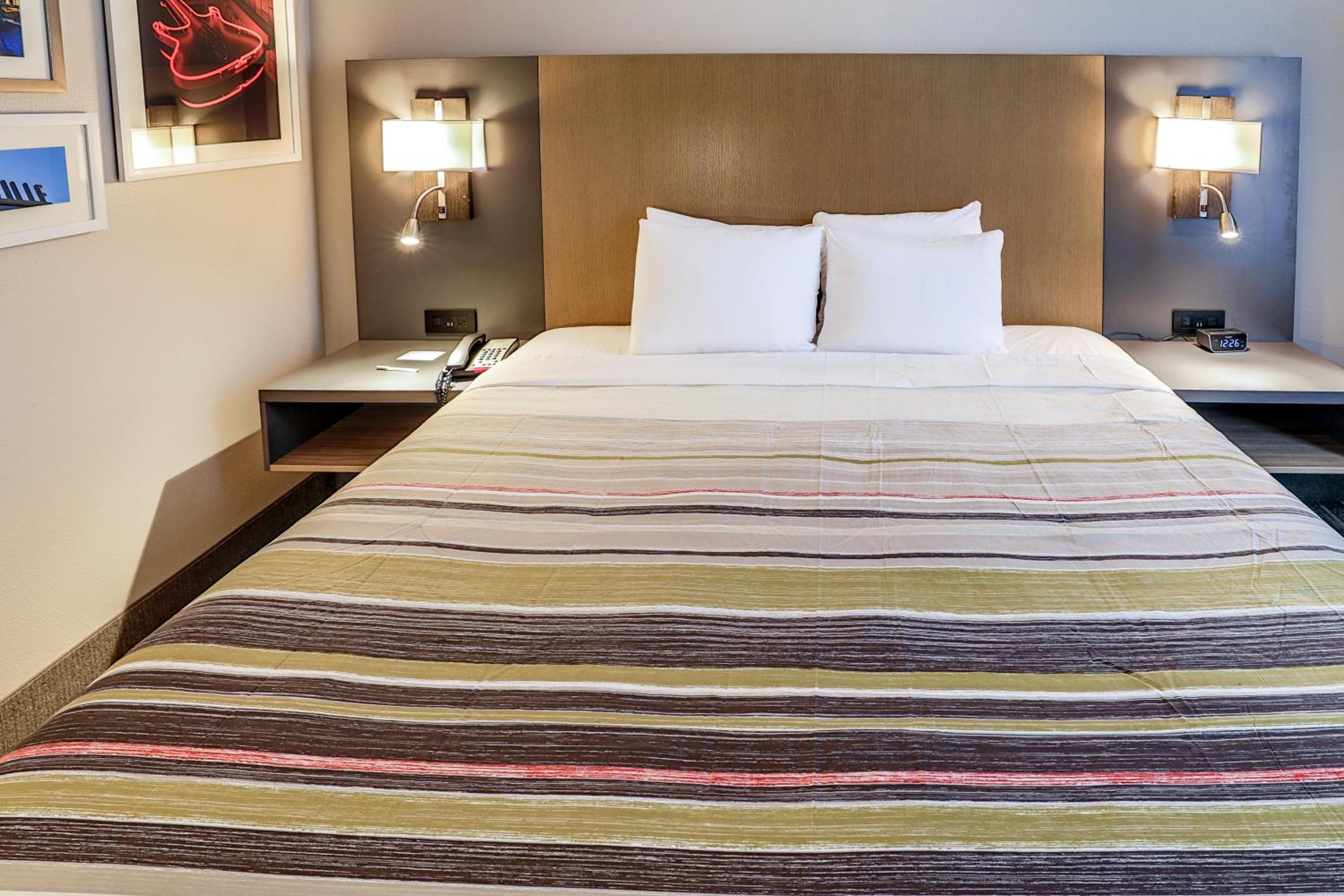 King Suite - Disability Access/Non-Smoking - Photo 4
