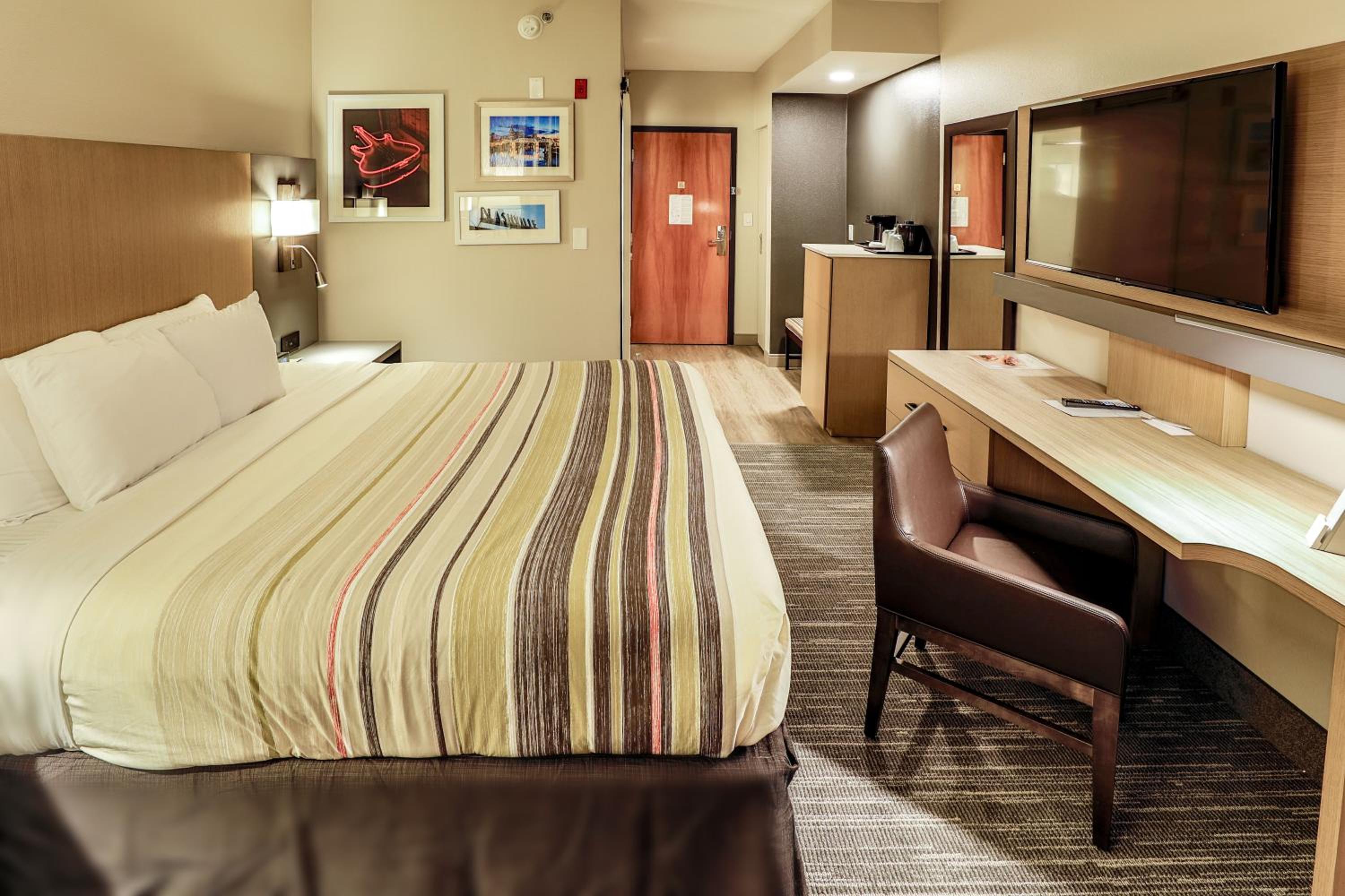King Room - Non-Smoking - Photo 1