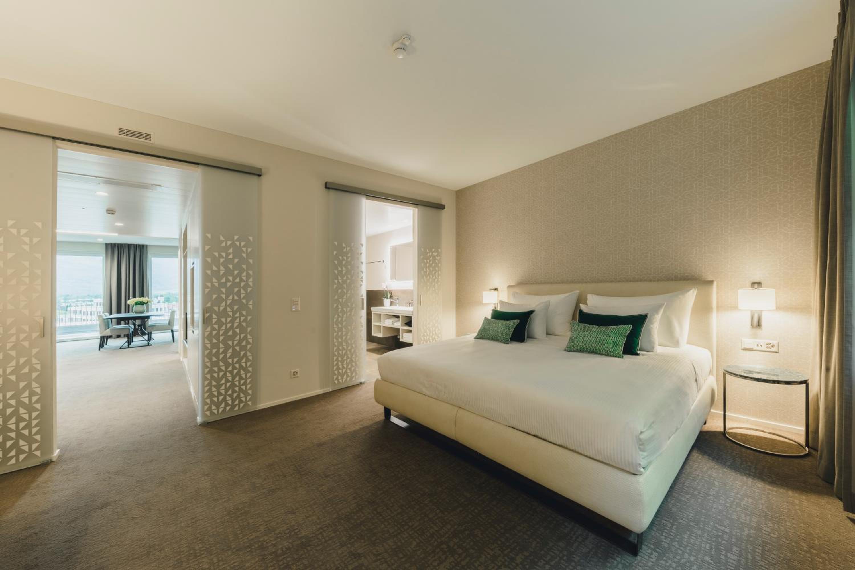 Executive Suite - Photo 7