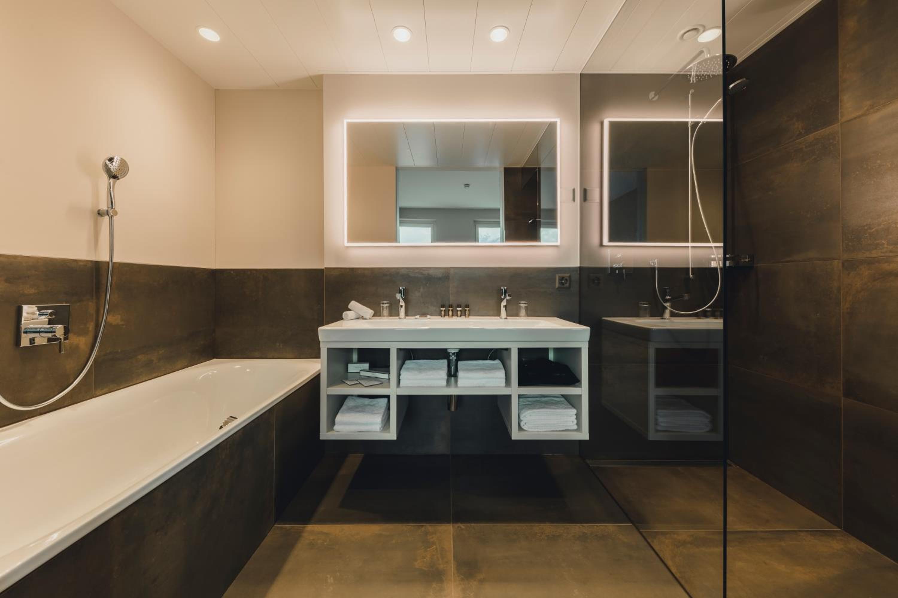 Deluxe Queen Suite - Photo 10