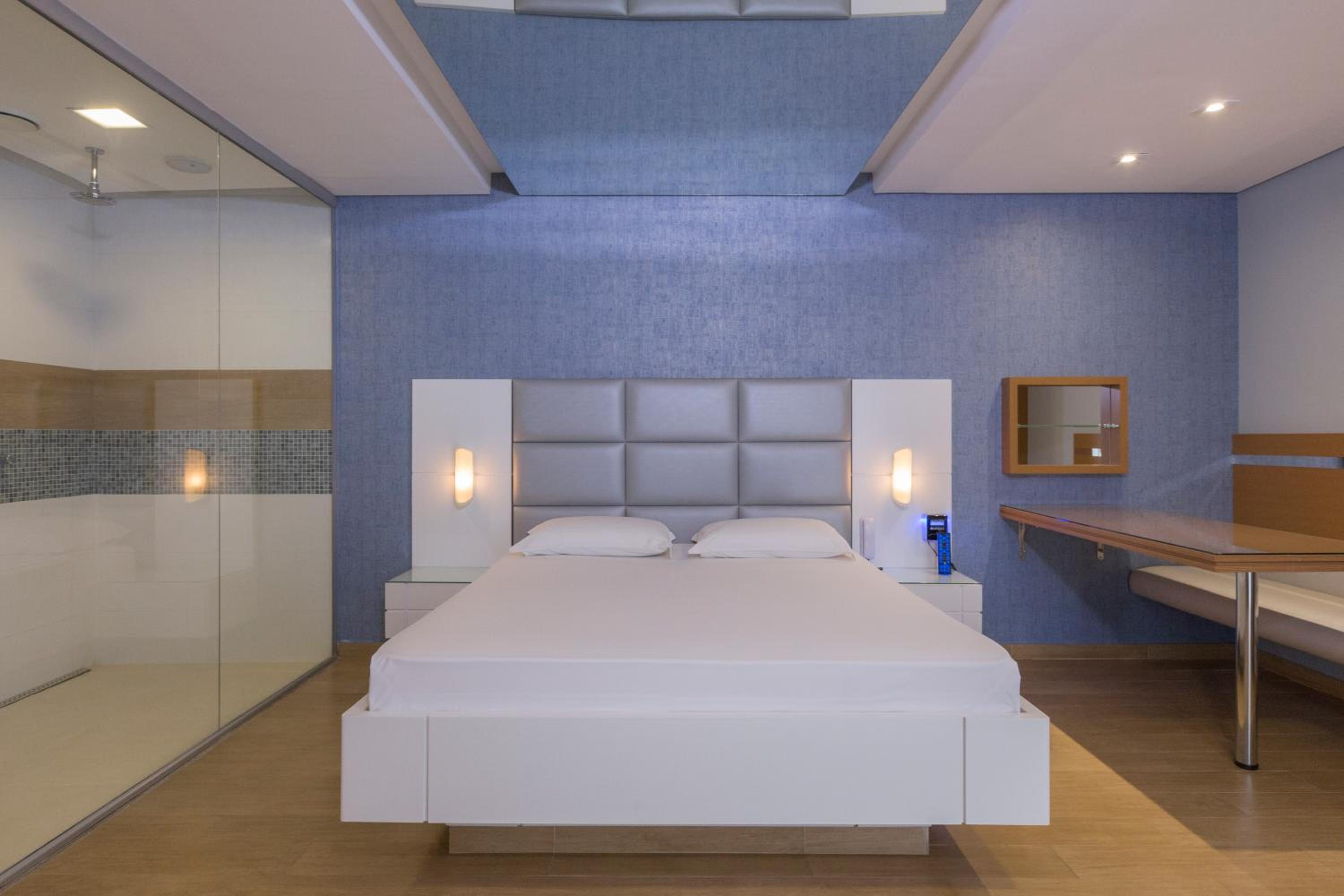 Suite - Photo 1