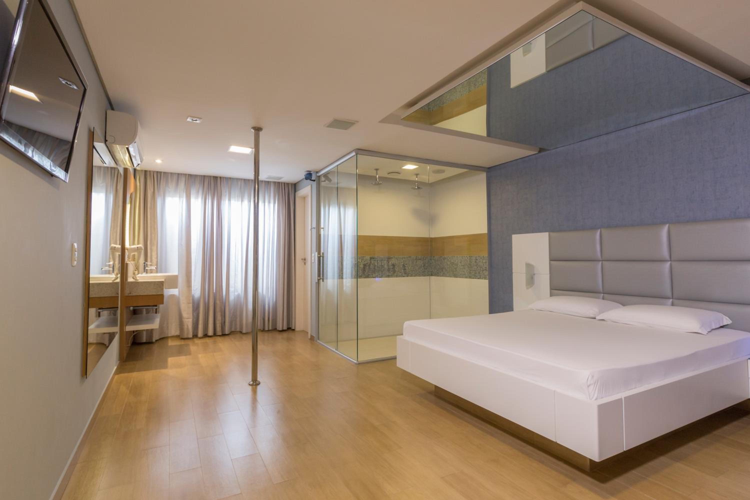 Suite - Photo 2