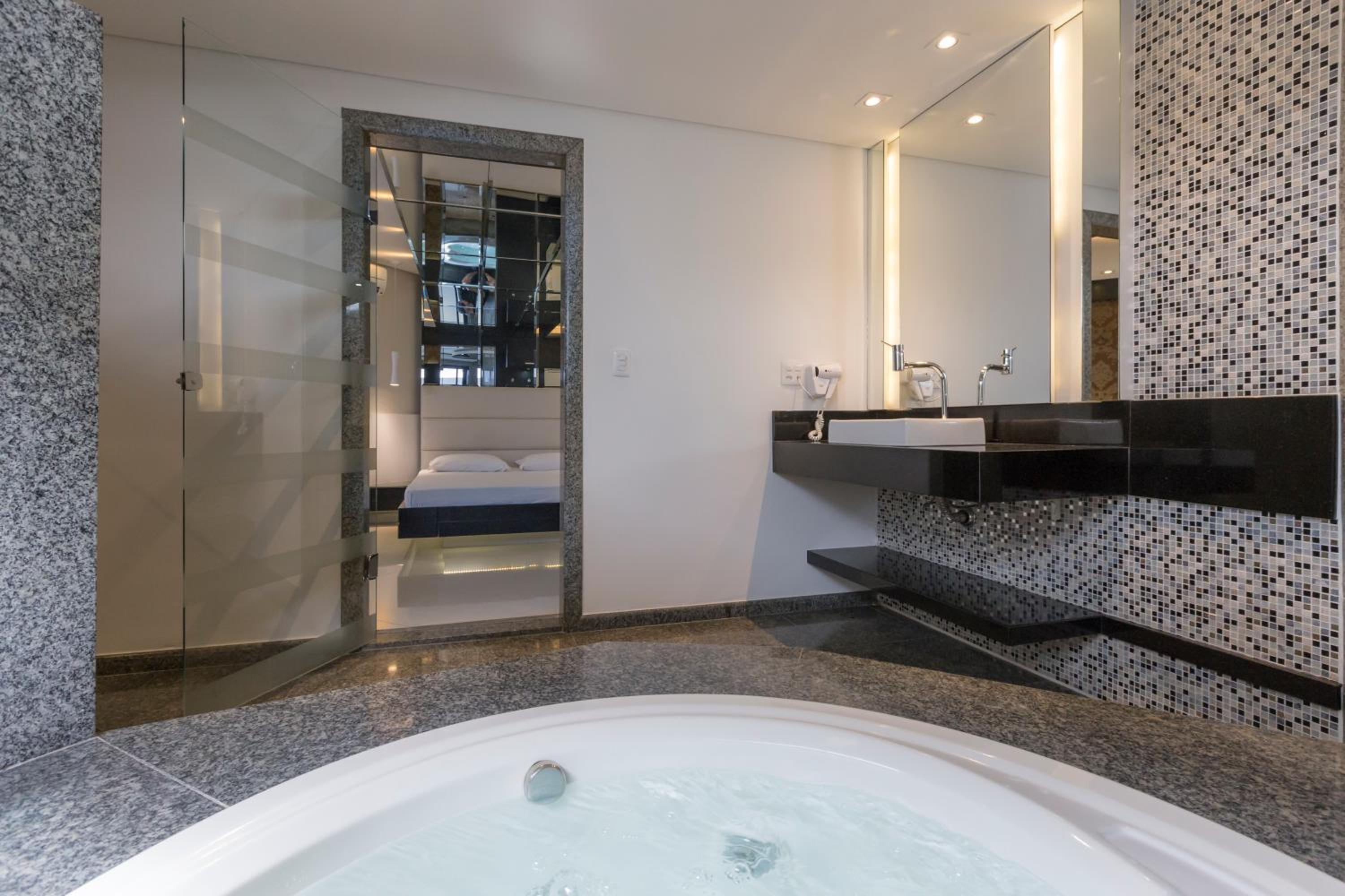 Deluxe Suite with Spa Bath - Photo 2