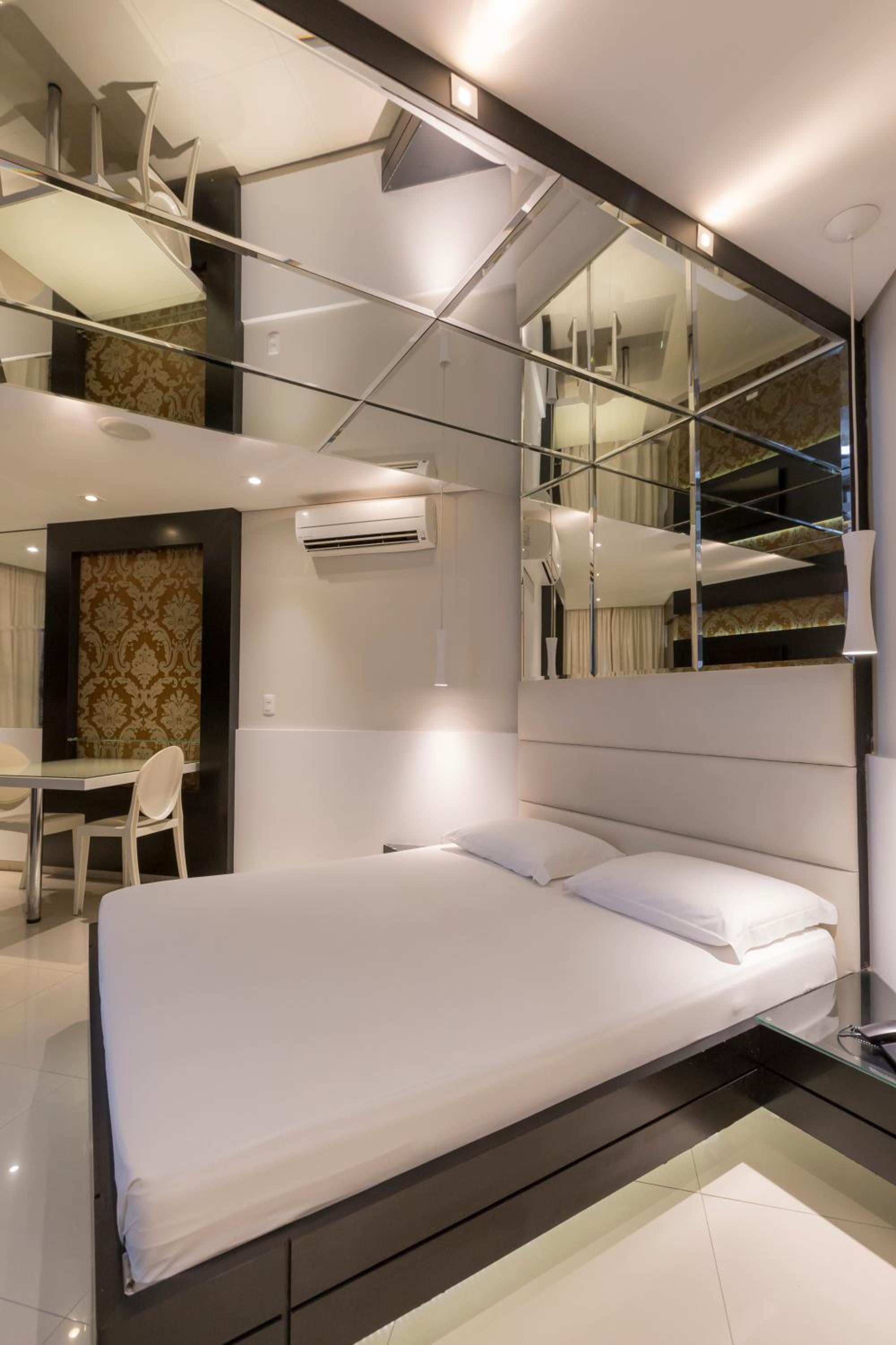 Deluxe Suite with Spa Bath - Photo 3