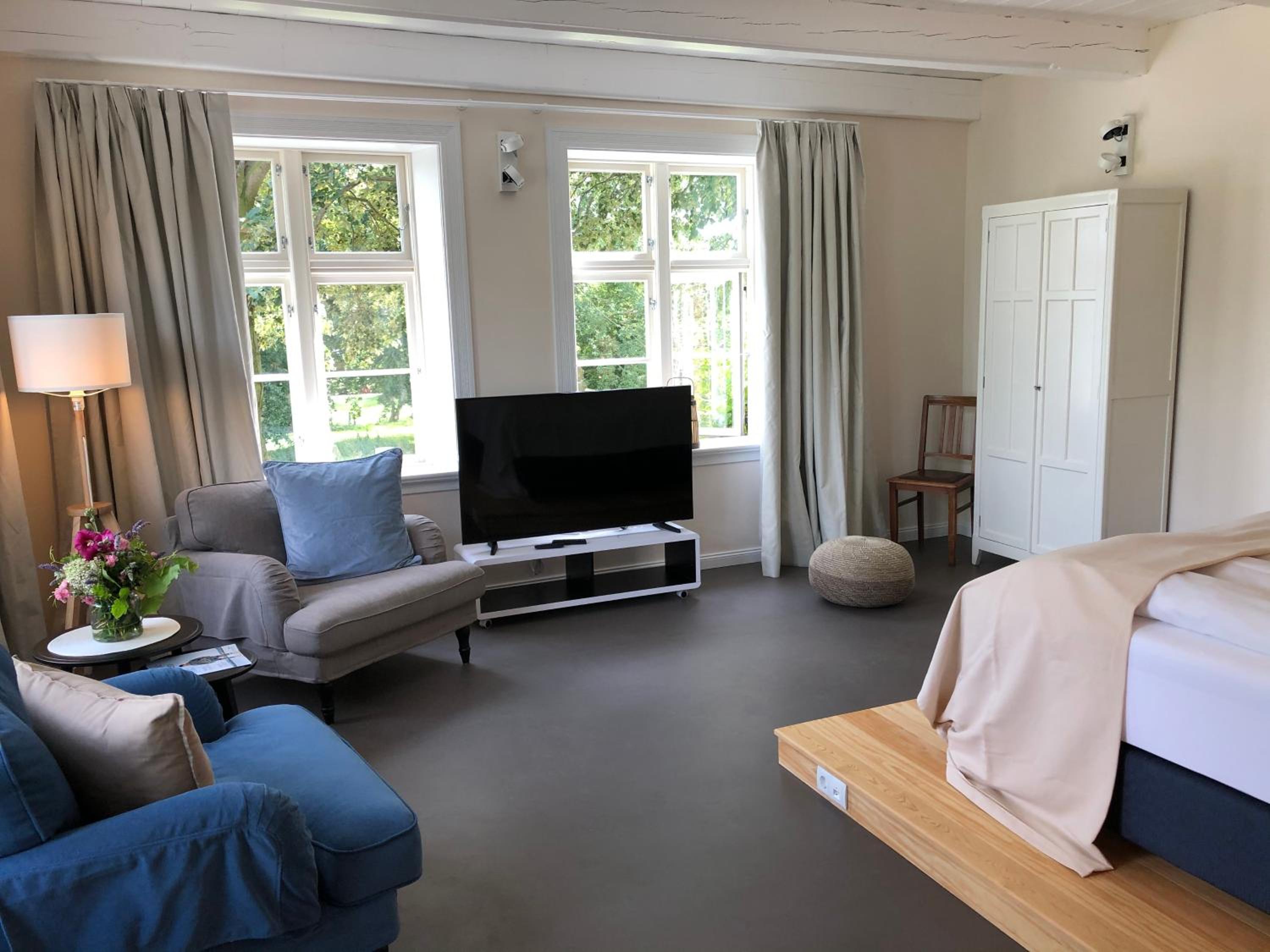 Deluxe King Suite - Photo 37