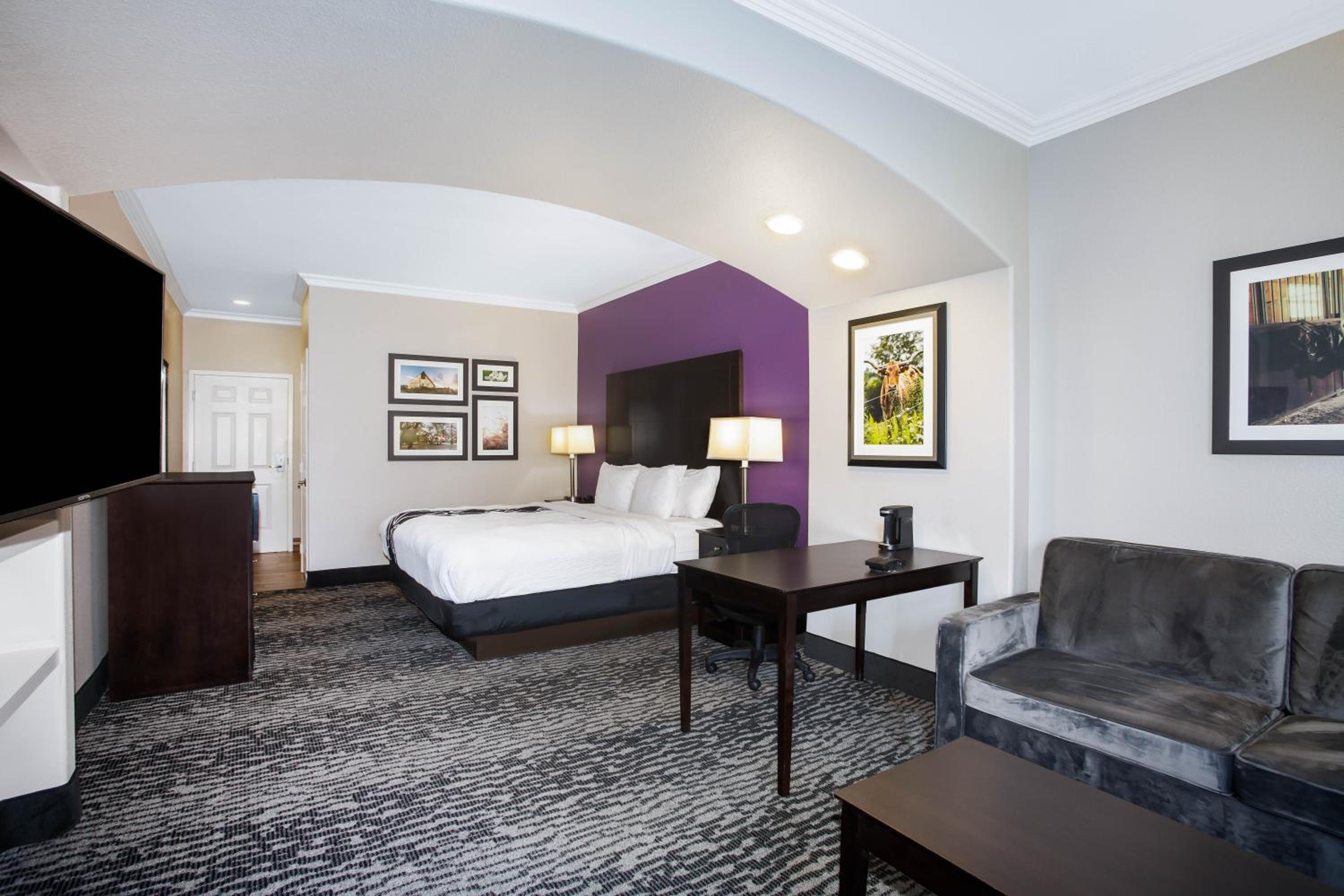 Deluxe King Room - Photo 3