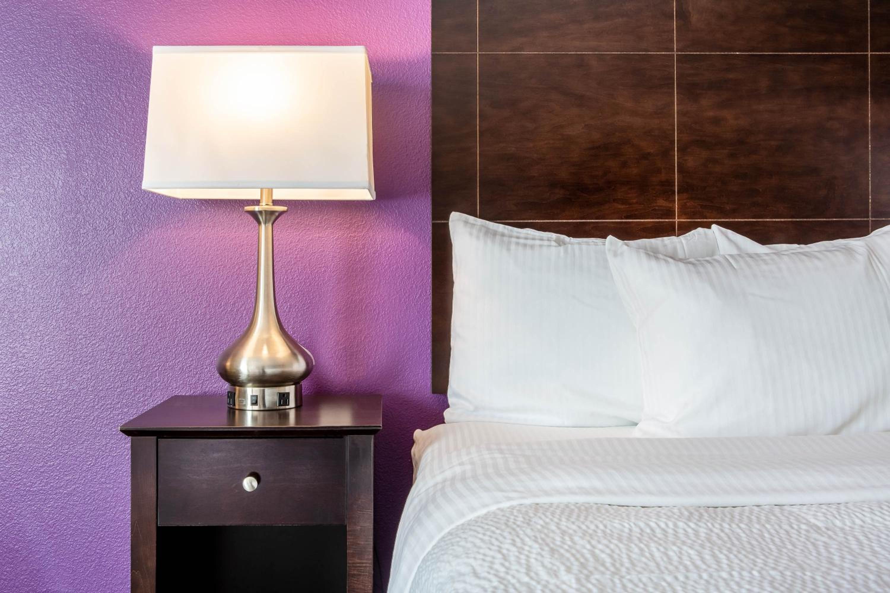 Deluxe King Room - Photo 5
