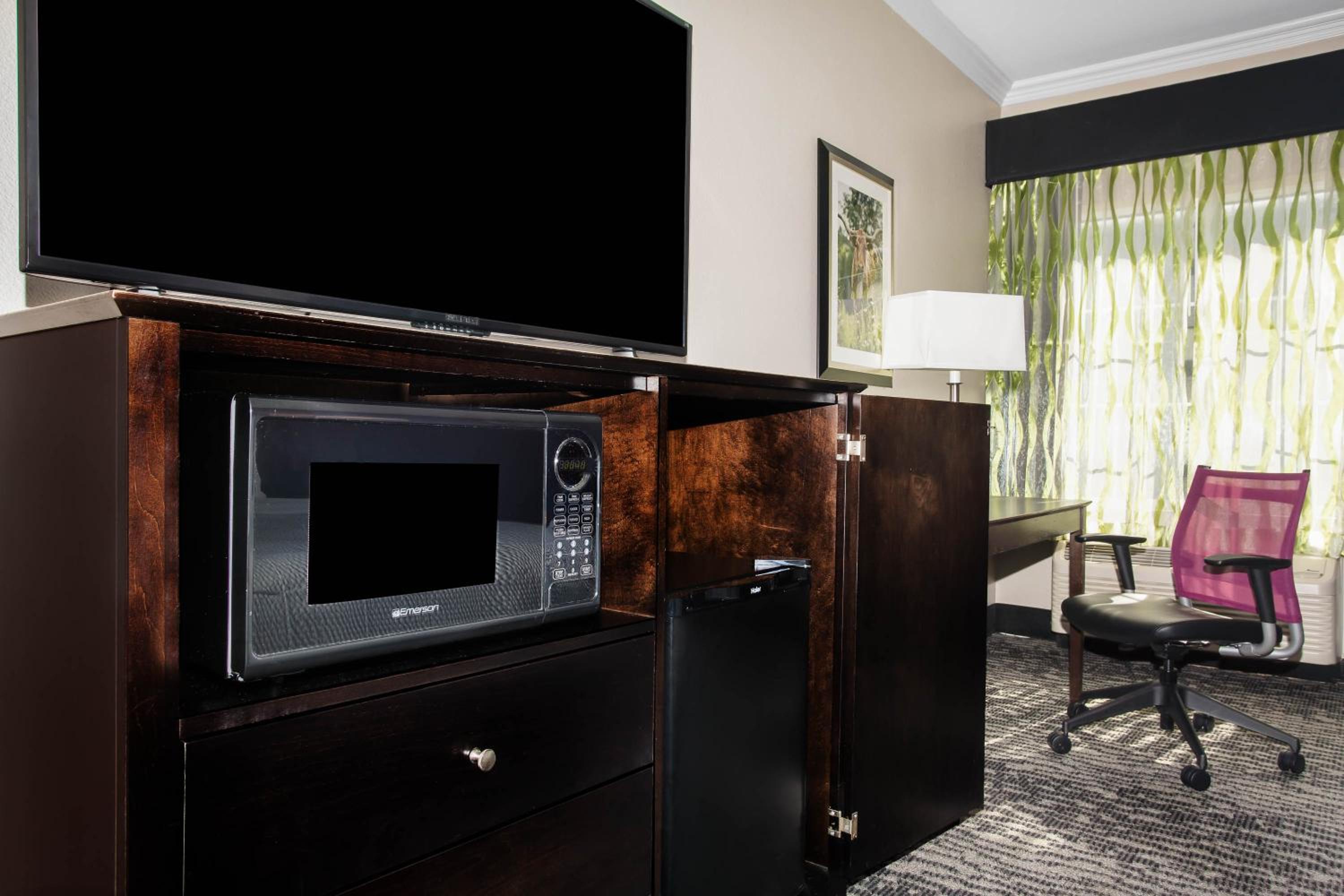 Queen Room with Two Queen Beds and Bath Tub - Mobility/Hearing Access - Non-Smoking - Photo 4