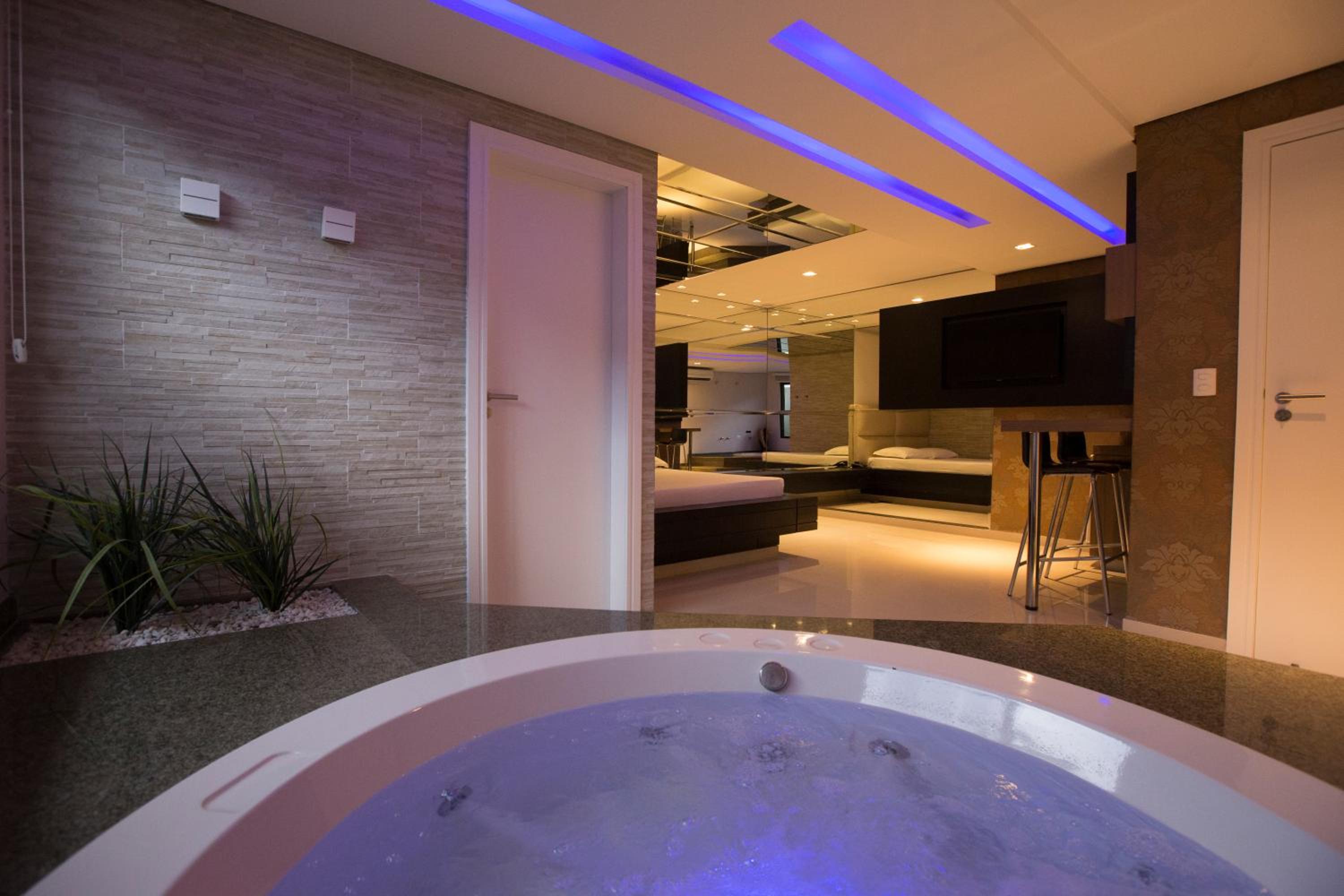 Deluxe Suite with Spa Bath - Photo 8