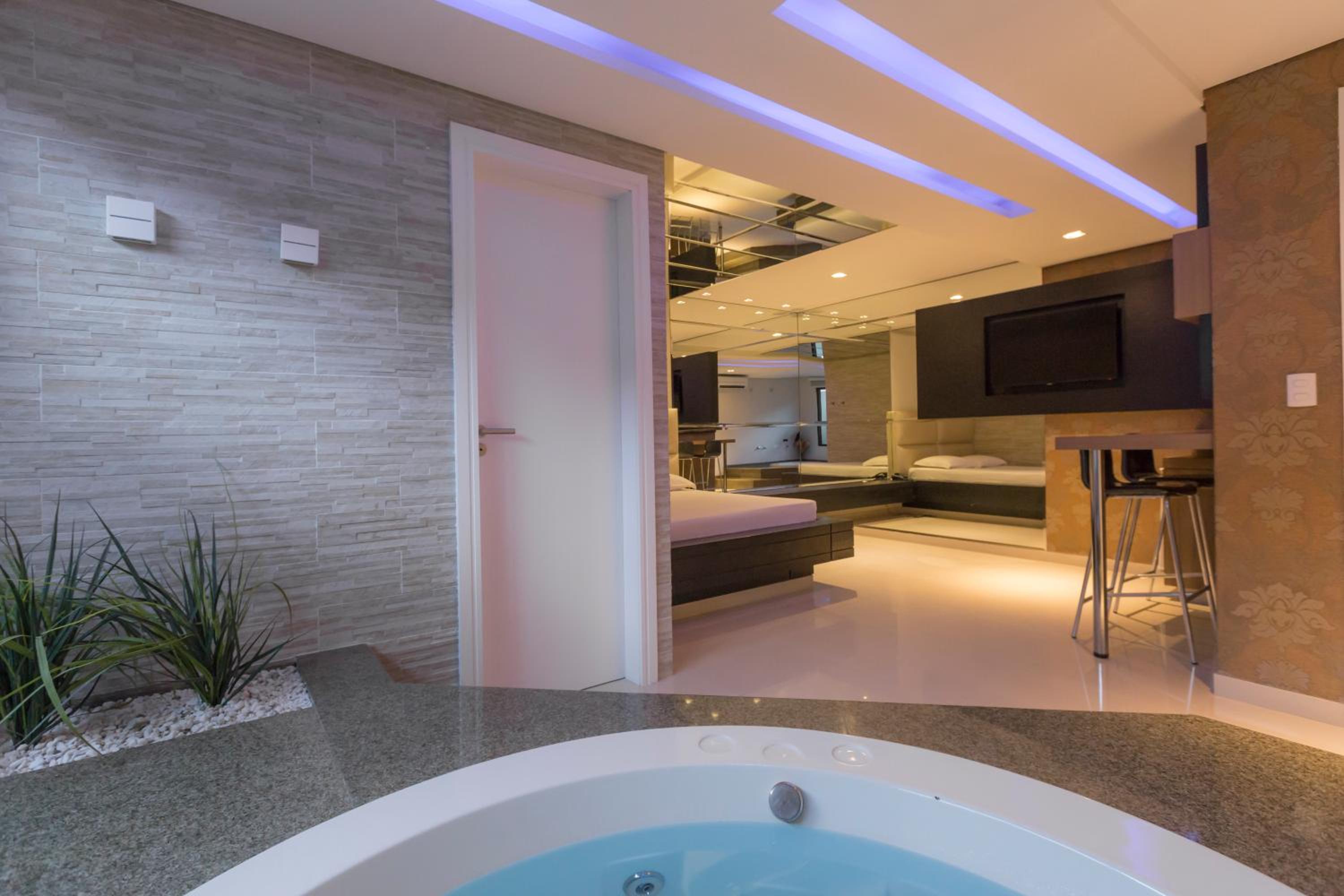 Deluxe Suite with Spa Bath - Photo 4