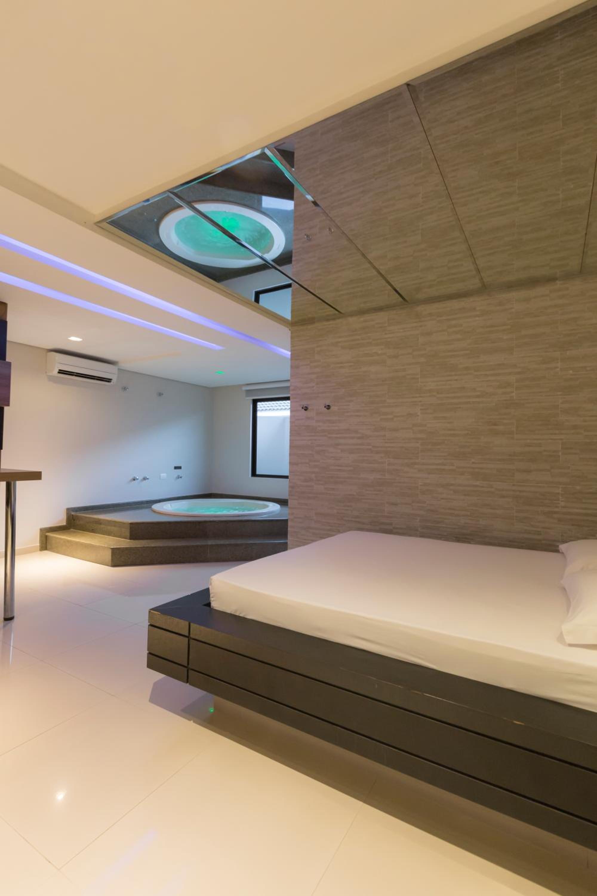 Deluxe Suite with Spa Bath - Photo 5