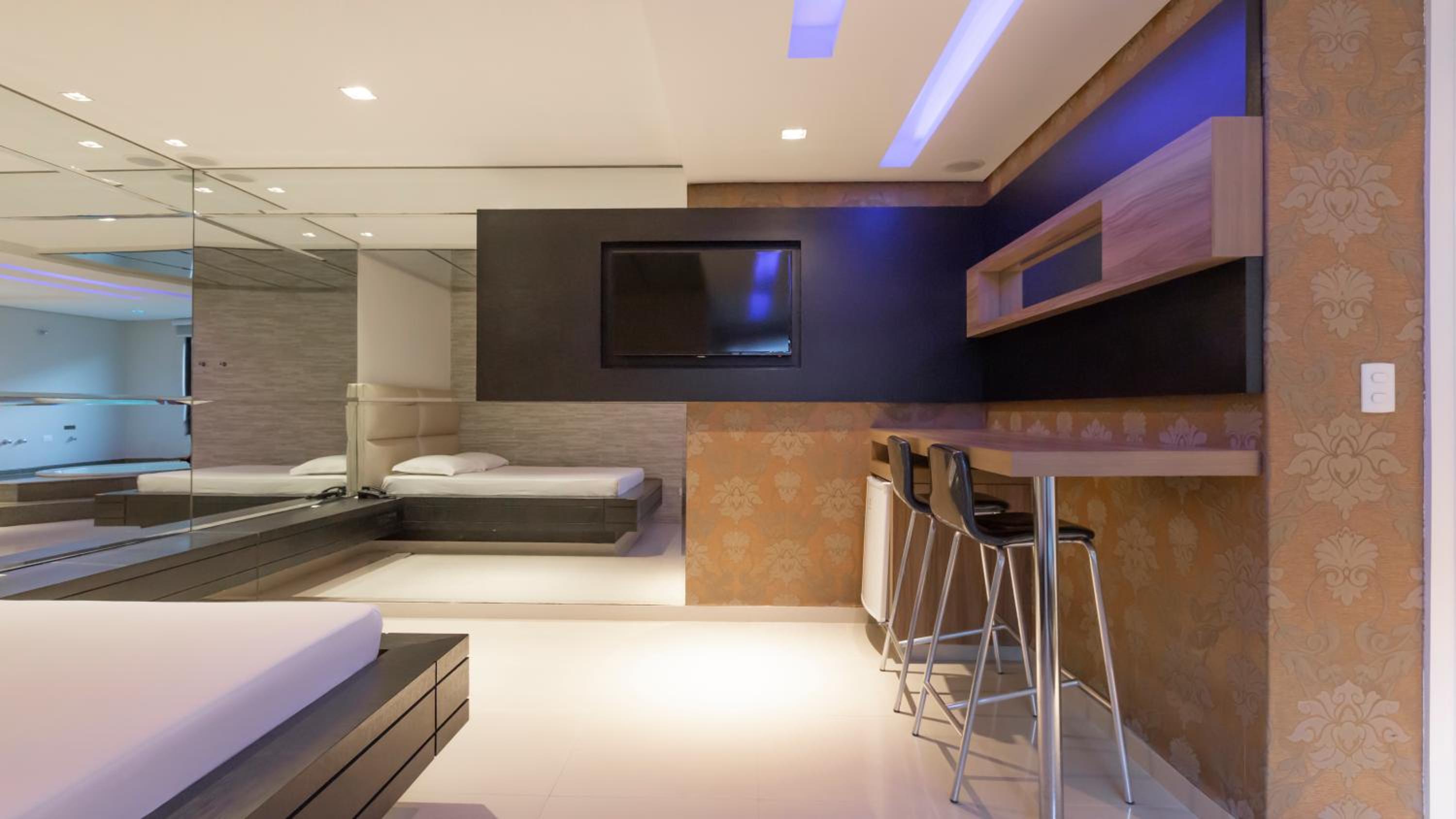 Deluxe Suite with Spa Bath - Photo 6