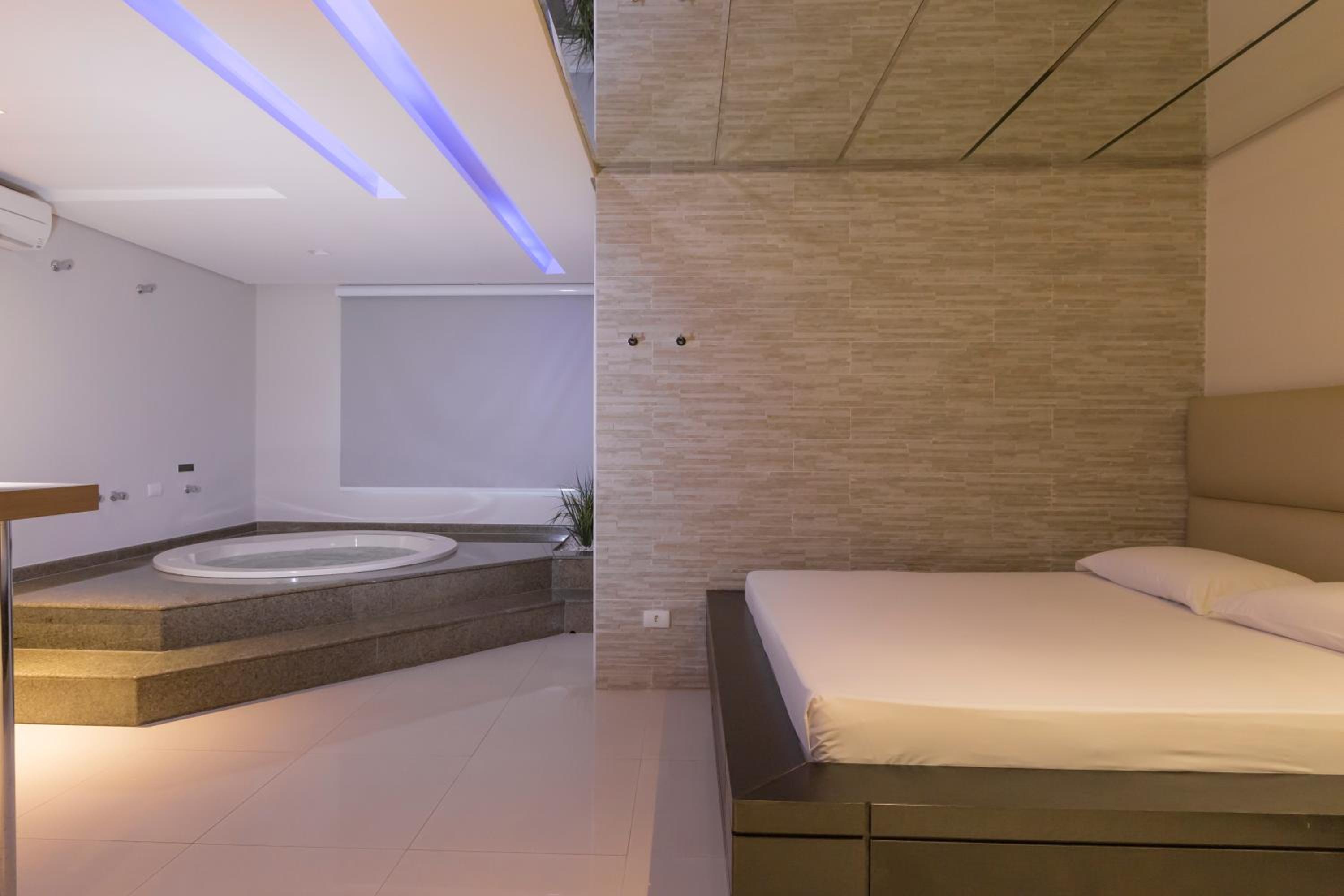 Deluxe Suite with Spa Bath - Photo 7