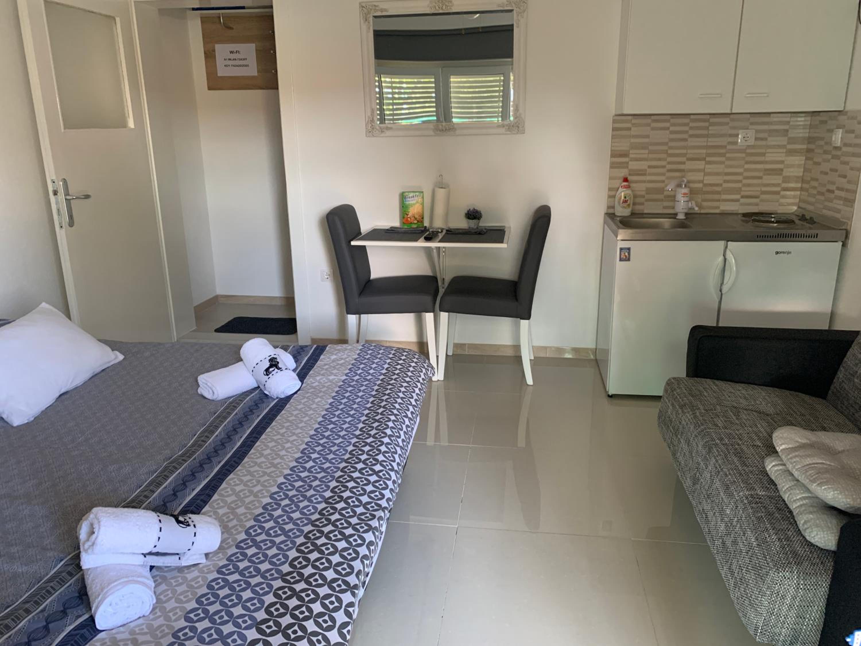 Studio Apartment - Photo 1