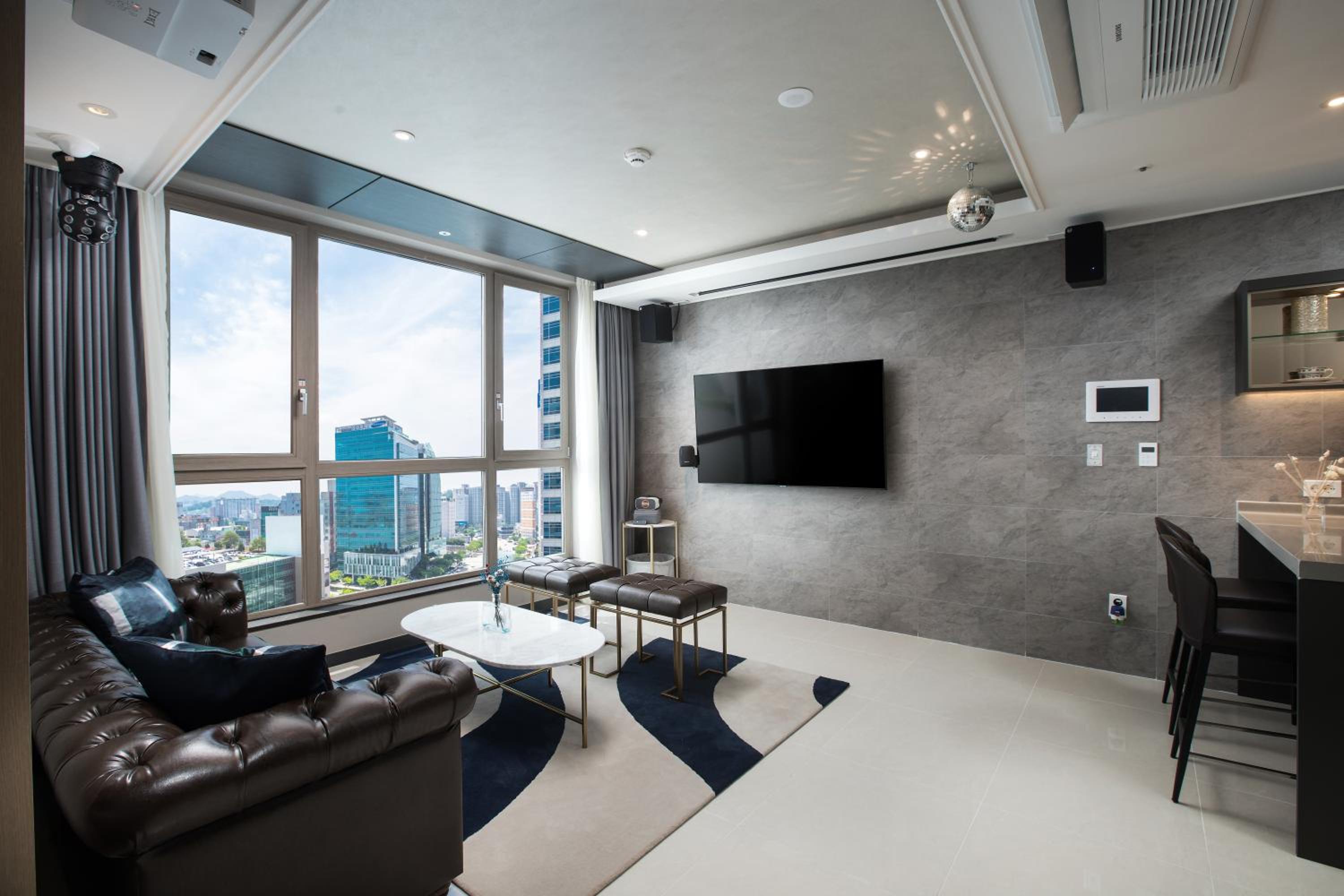 Suite Party Room (Mini-bar excluded)  photo 3