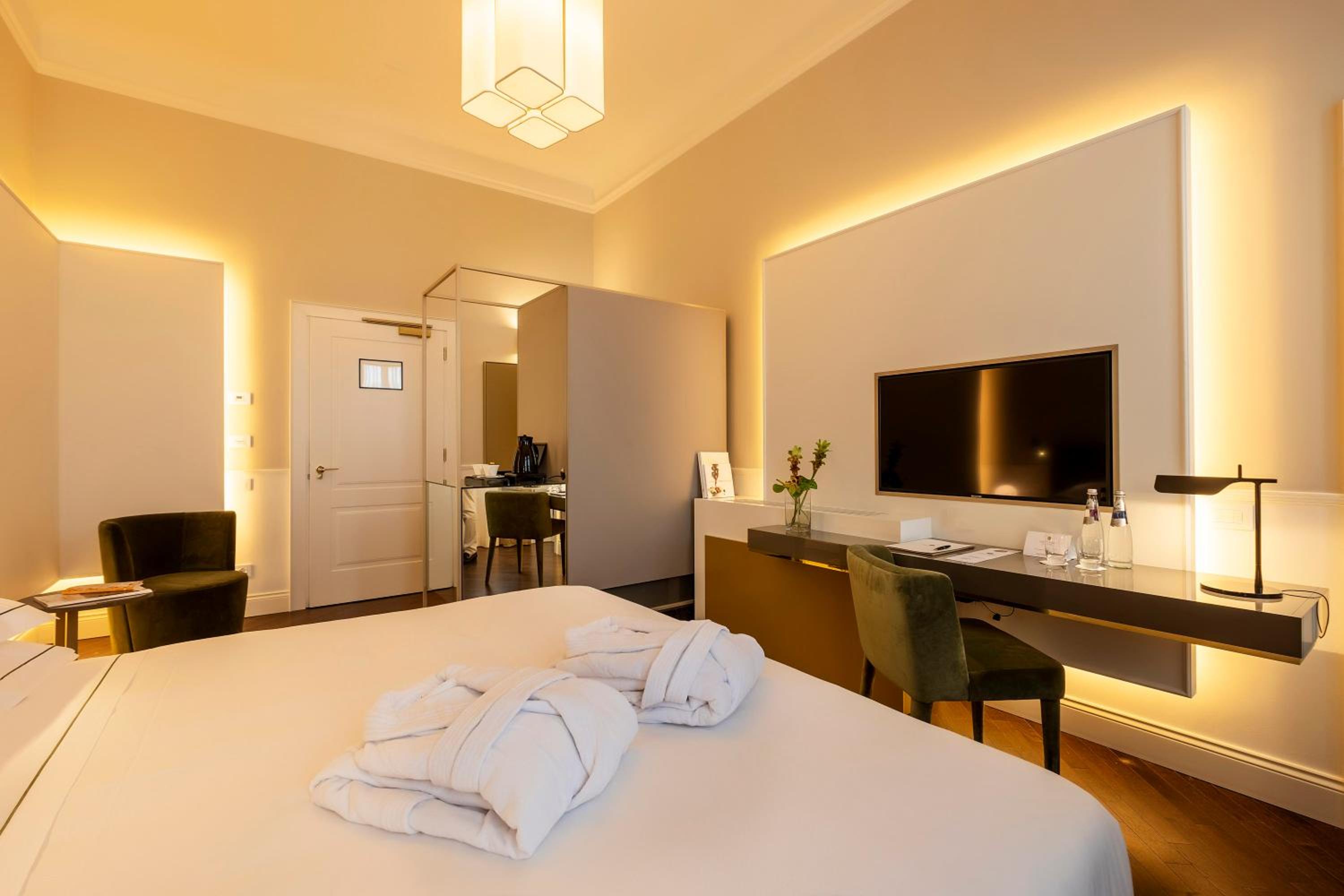 Deluxe Room - Photo 7