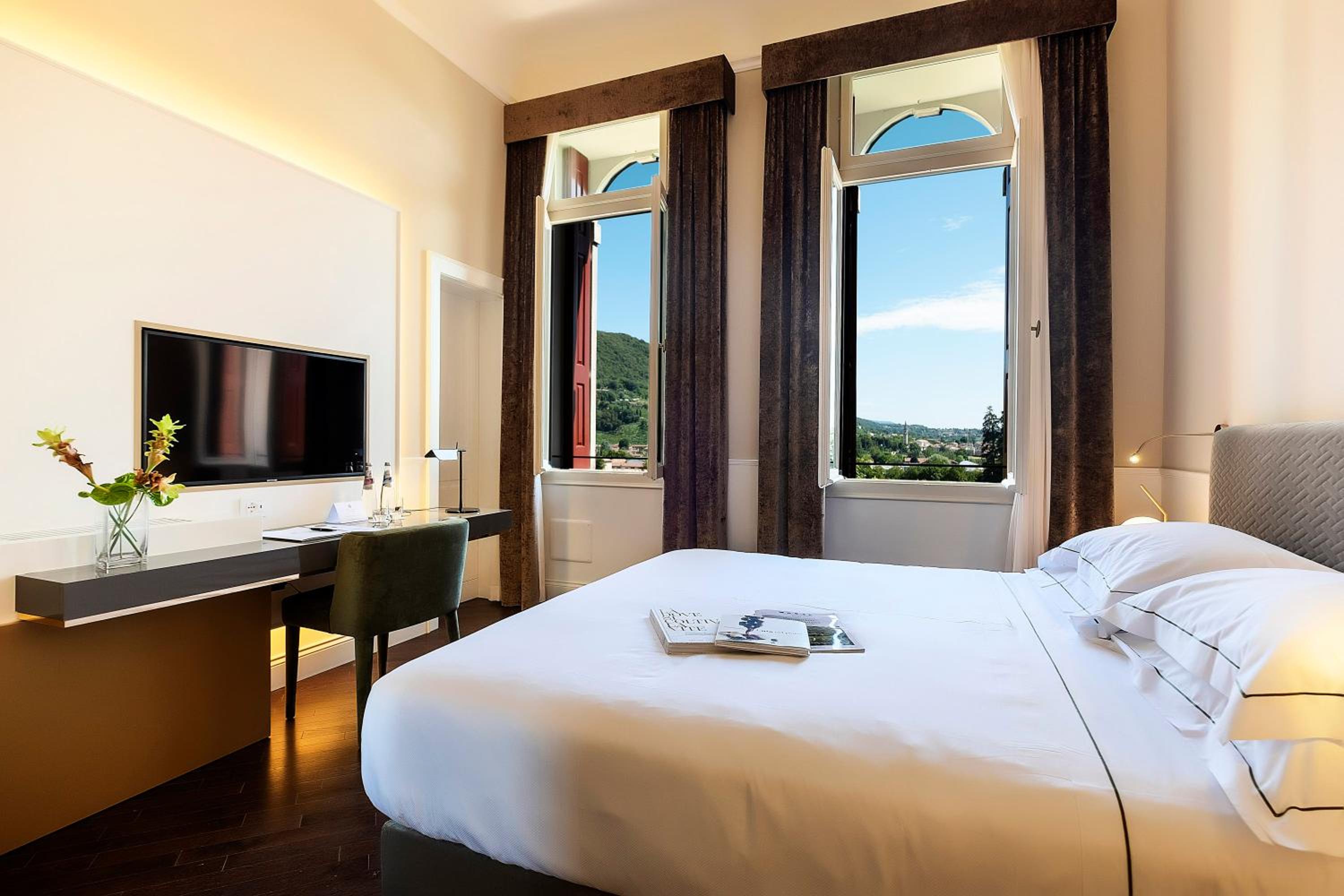 Deluxe Room - Photo 4
