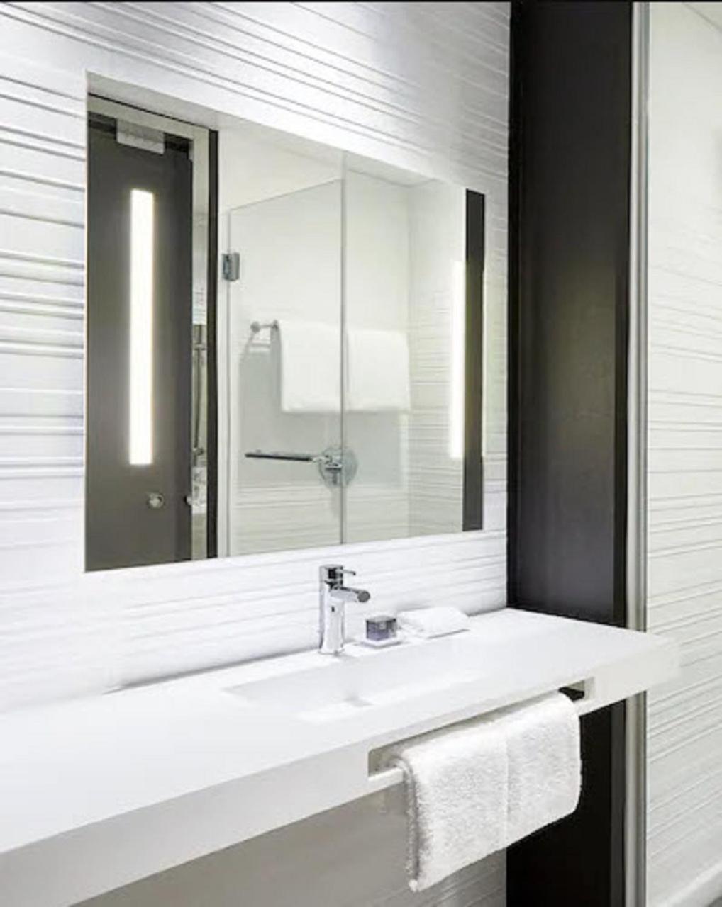 Double Room with Two Double Beds and Bathtub - Mobility Accessible