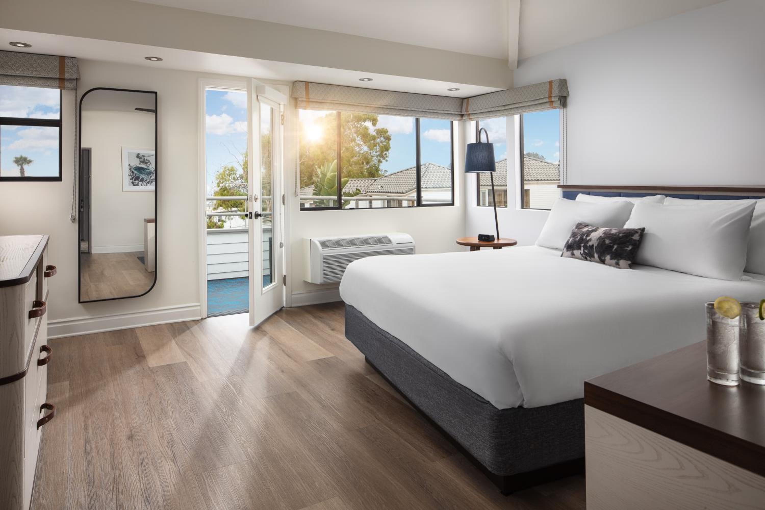 Standard King Room with Ocean View - Photo 4