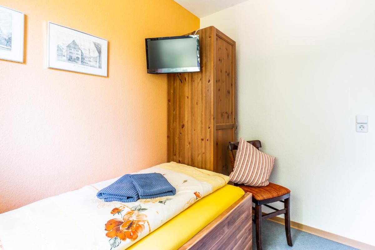 Einzelzimmer, DU/WC, Nossener Str. 46 photo 1
