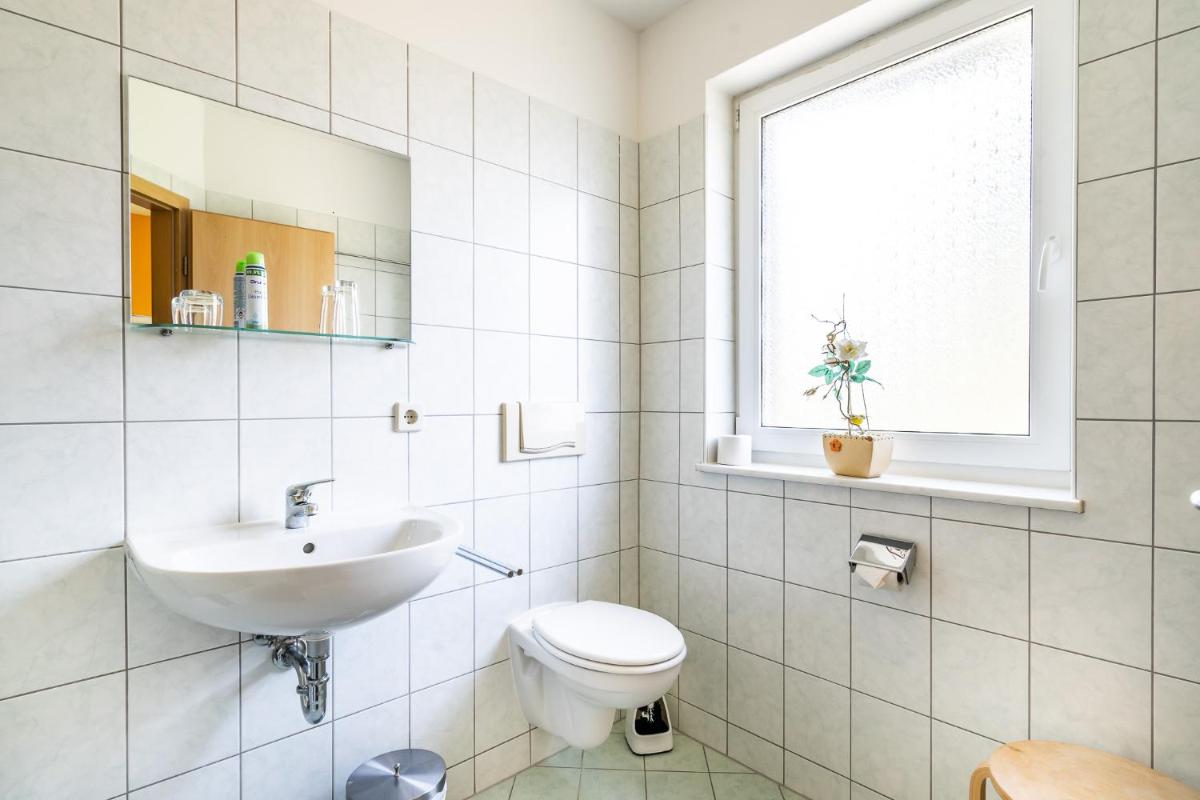 Einzelzimmer, DU/WC, Nossener Str. 46 photo 2