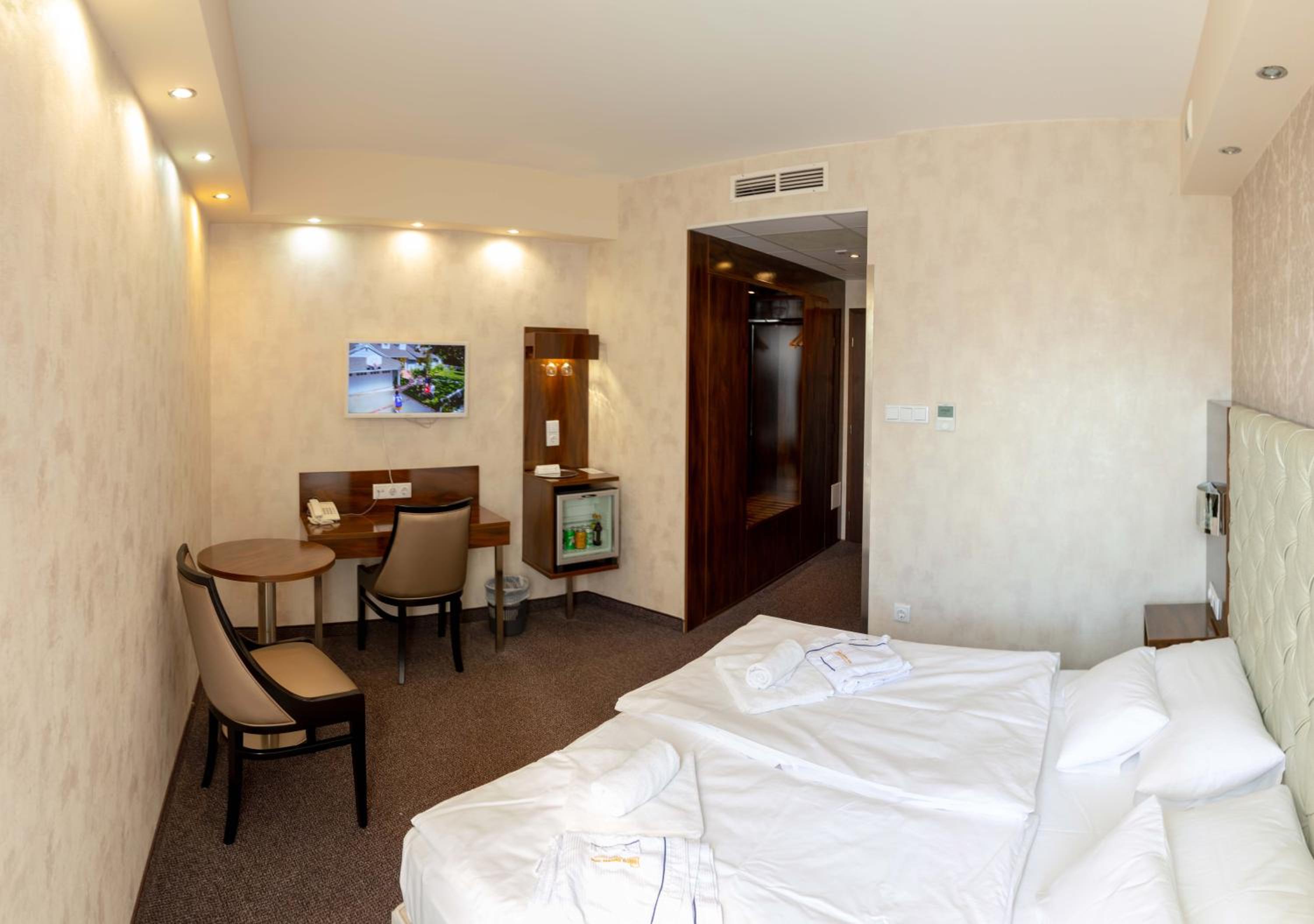 Superior Double or Twin Room - Photo 9